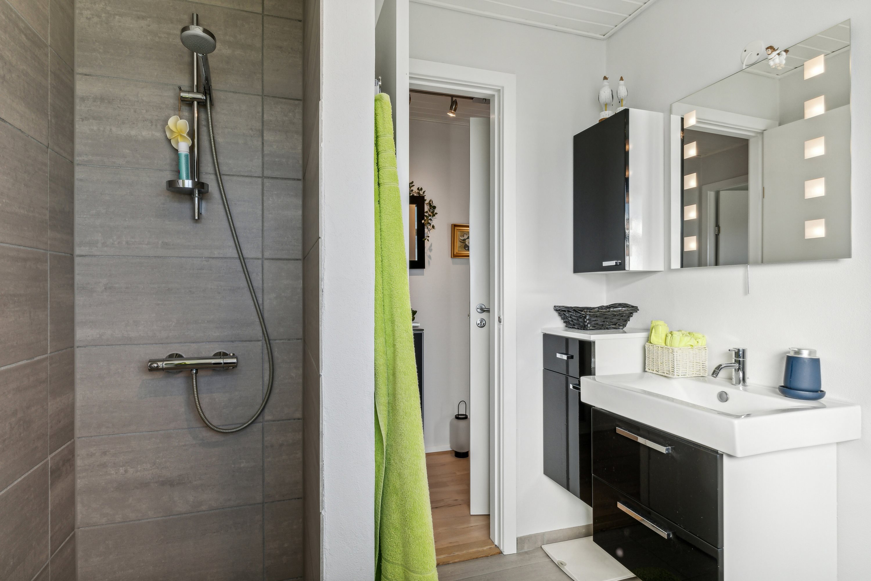 Fremhævet badeværelse billede i fuldskærmstilstand. Billede af Tornsangervej 38, 9800 Hjørring