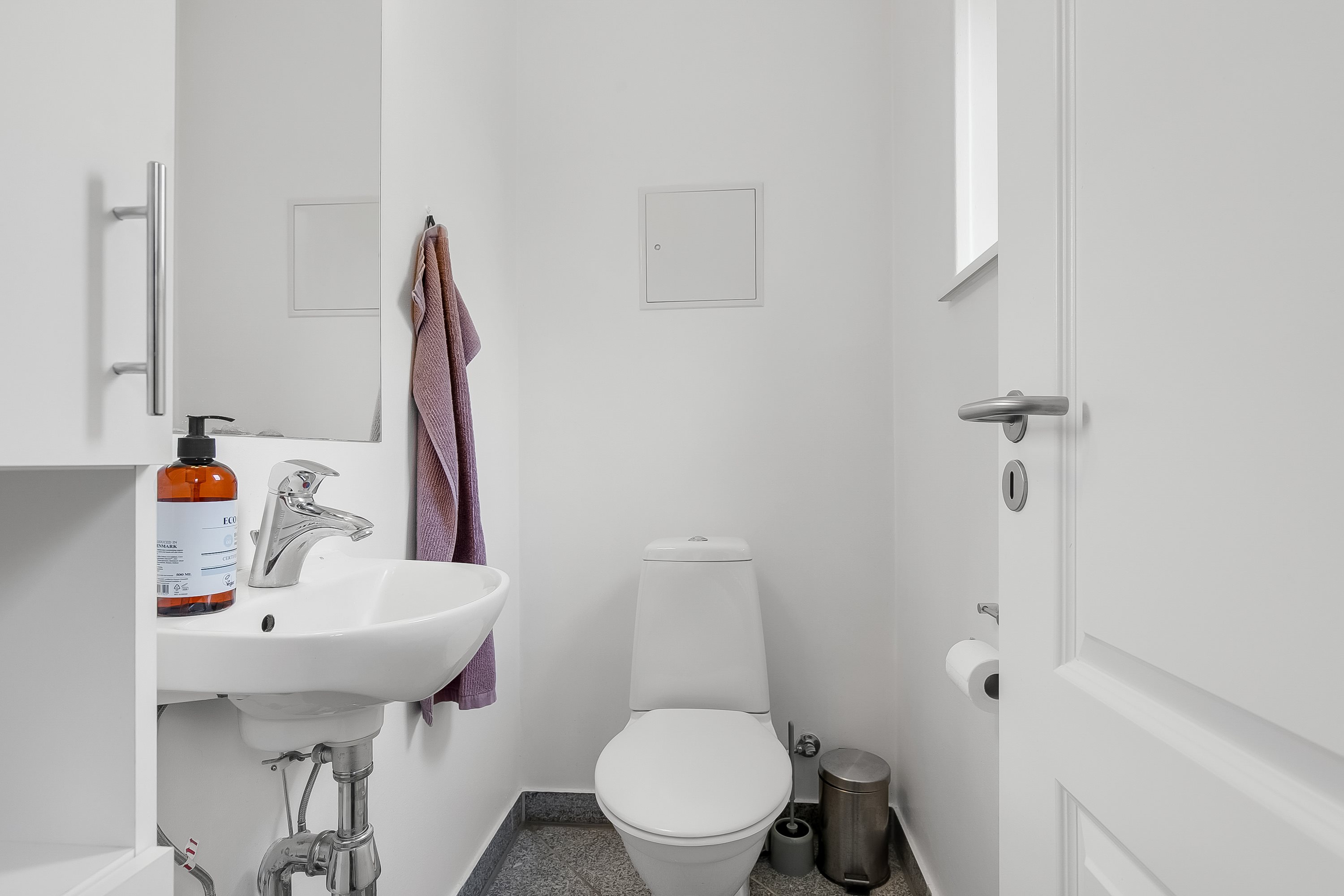 Fremhævet gæstetoilet billede i fuldskærmstilstand. Billede af Egtvedvej 71, Bølling, 6040 Egtved