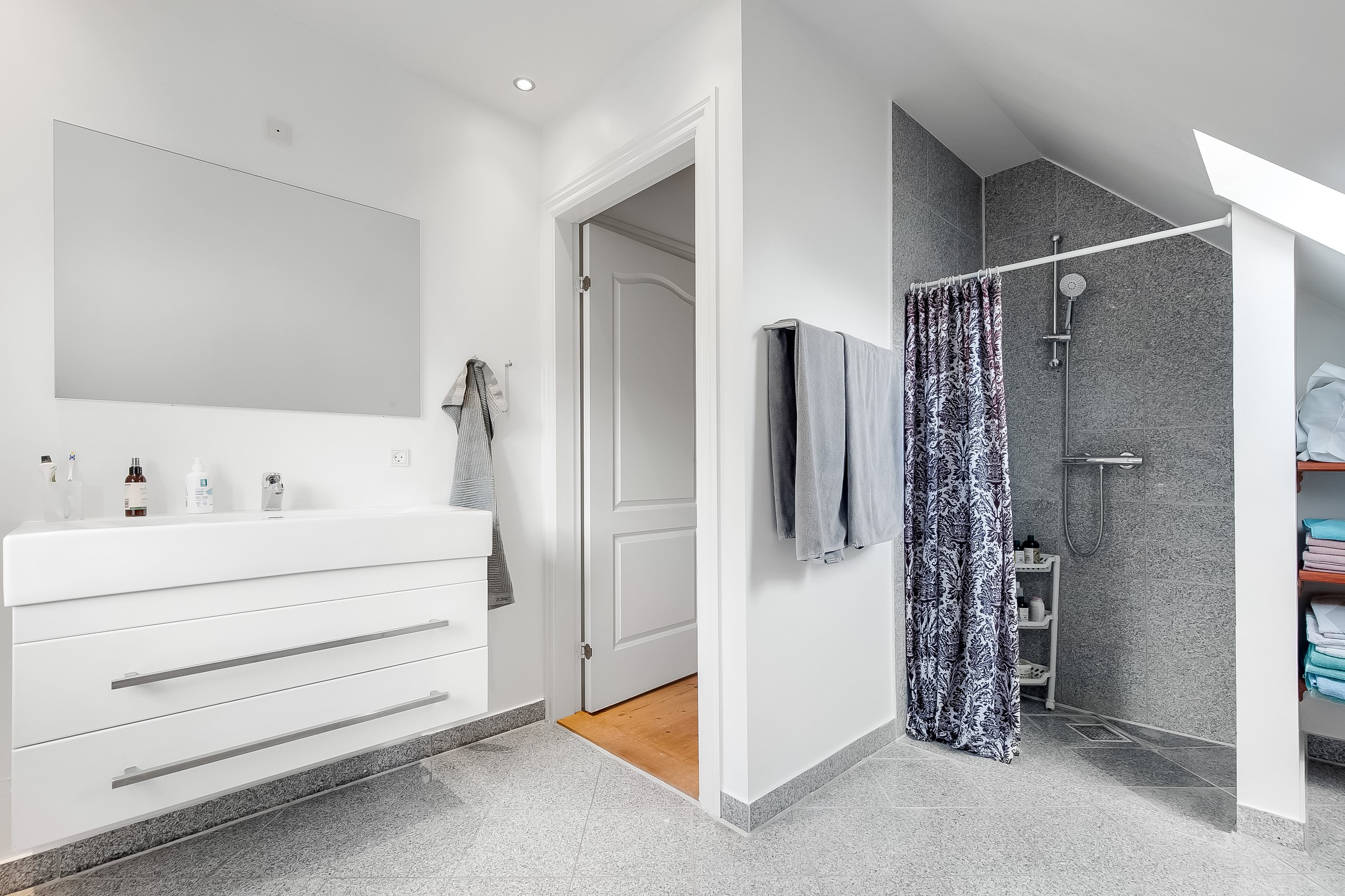 Fremhævet badeværelse billede i fuldskærmstilstand. Billede af Egtvedvej 71, Bølling, 6040 Egtved