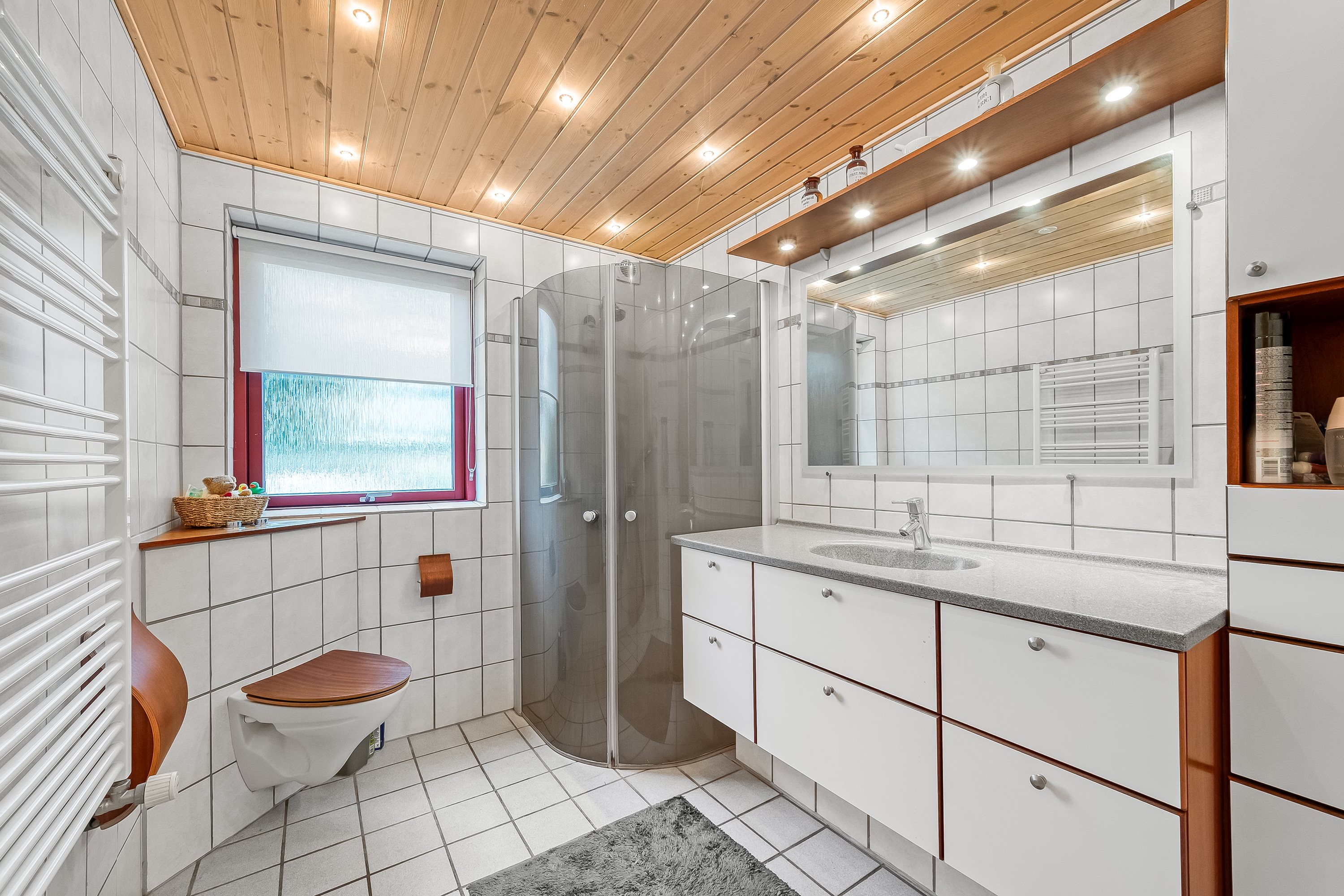 Fremhævet badeværelse billede i fuldskærmstilstand. Billede af Lindevej 4, 6950 Ringkøbing