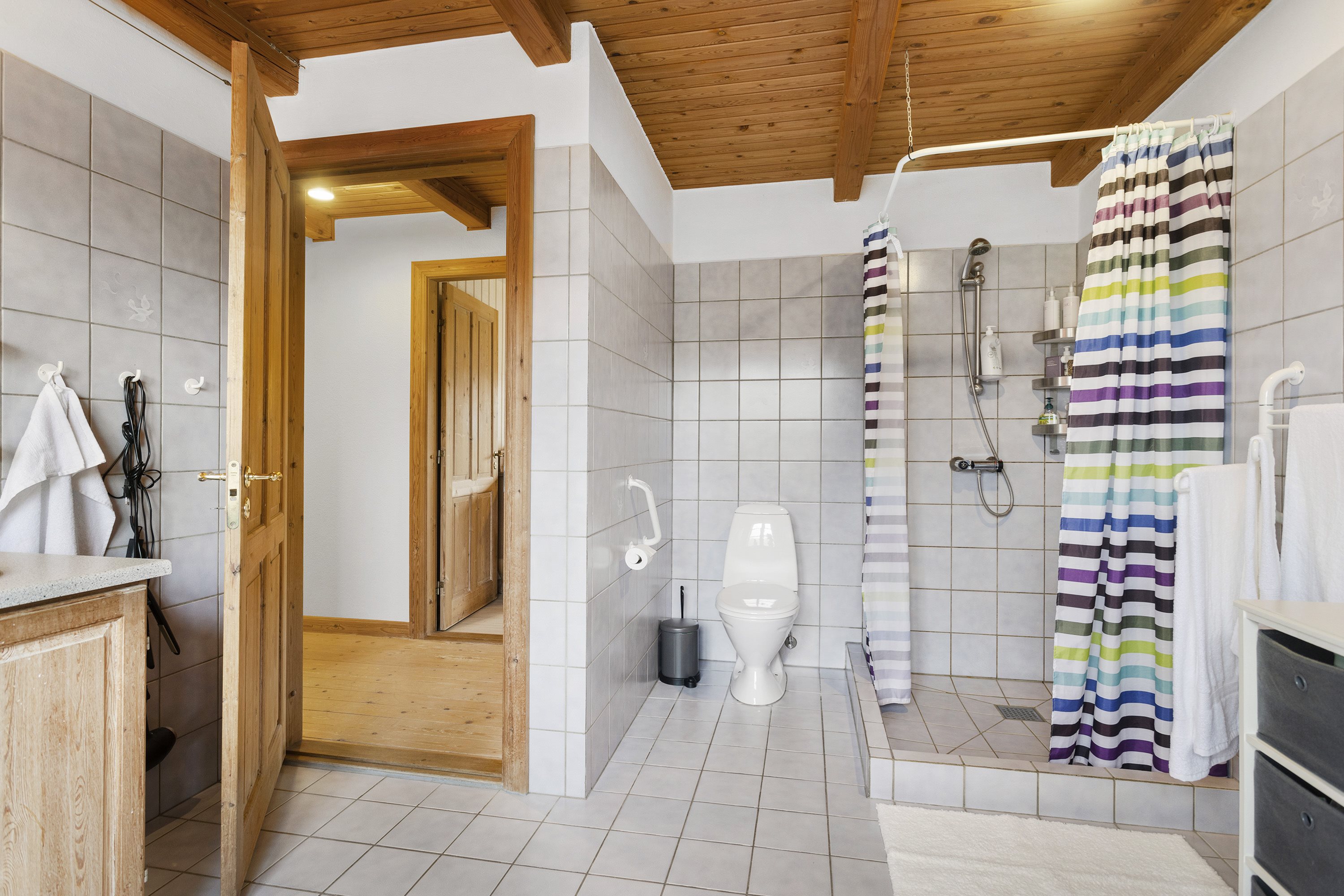 Fremhævet badeværelse billede i fuldskærmstilstand. Billede af Kornblomstvej 24, 9300 Sæby