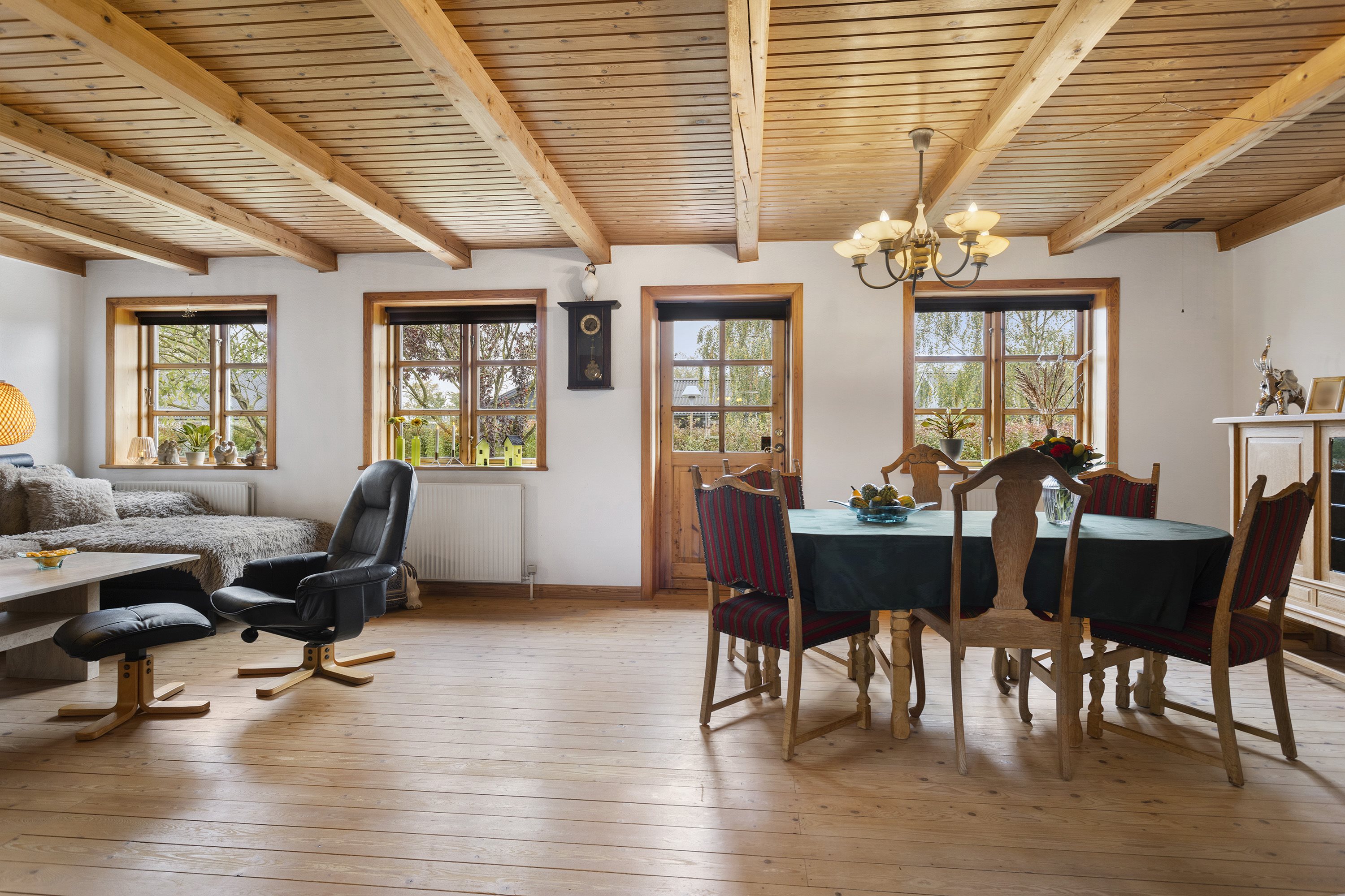 Fremhævet stue billede i fuldskærmstilstand. Billede af Kornblomstvej 24, 9300 Sæby