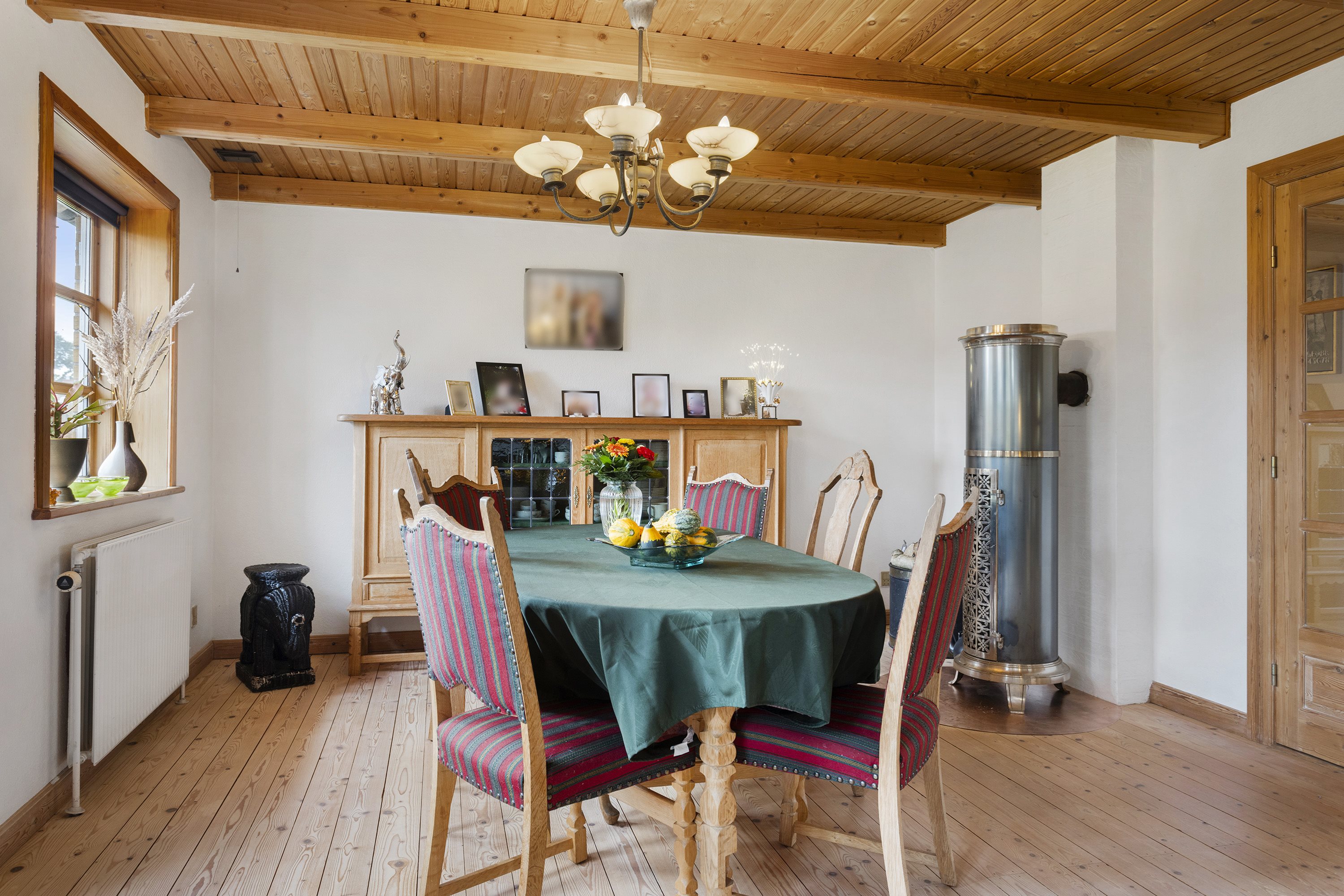 Fremhævet stue billede i fuldskærmstilstand. Billede af Kornblomstvej 24, 9300 Sæby