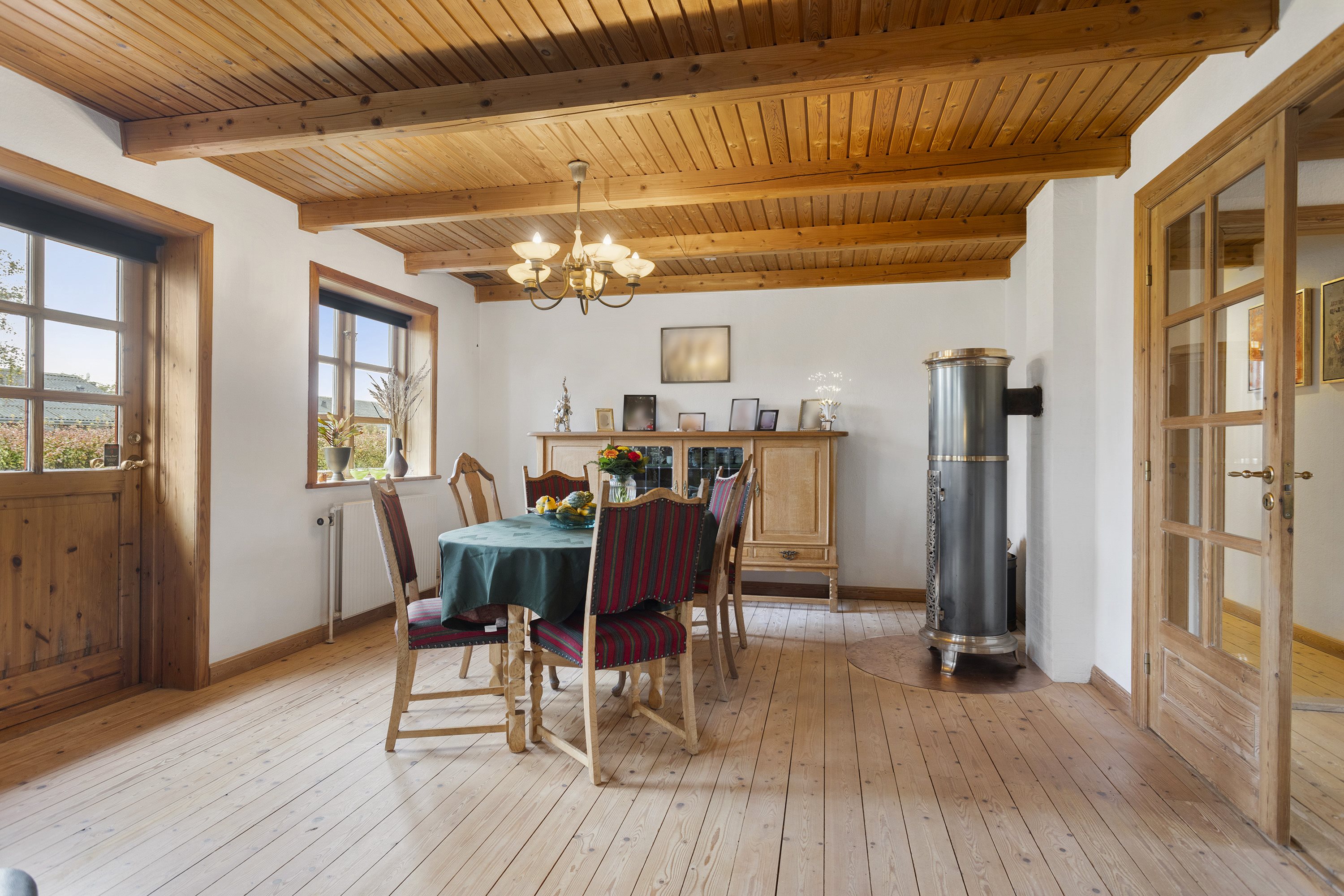 Fremhævet stue billede i fuldskærmstilstand. Billede af Kornblomstvej 24, 9300 Sæby