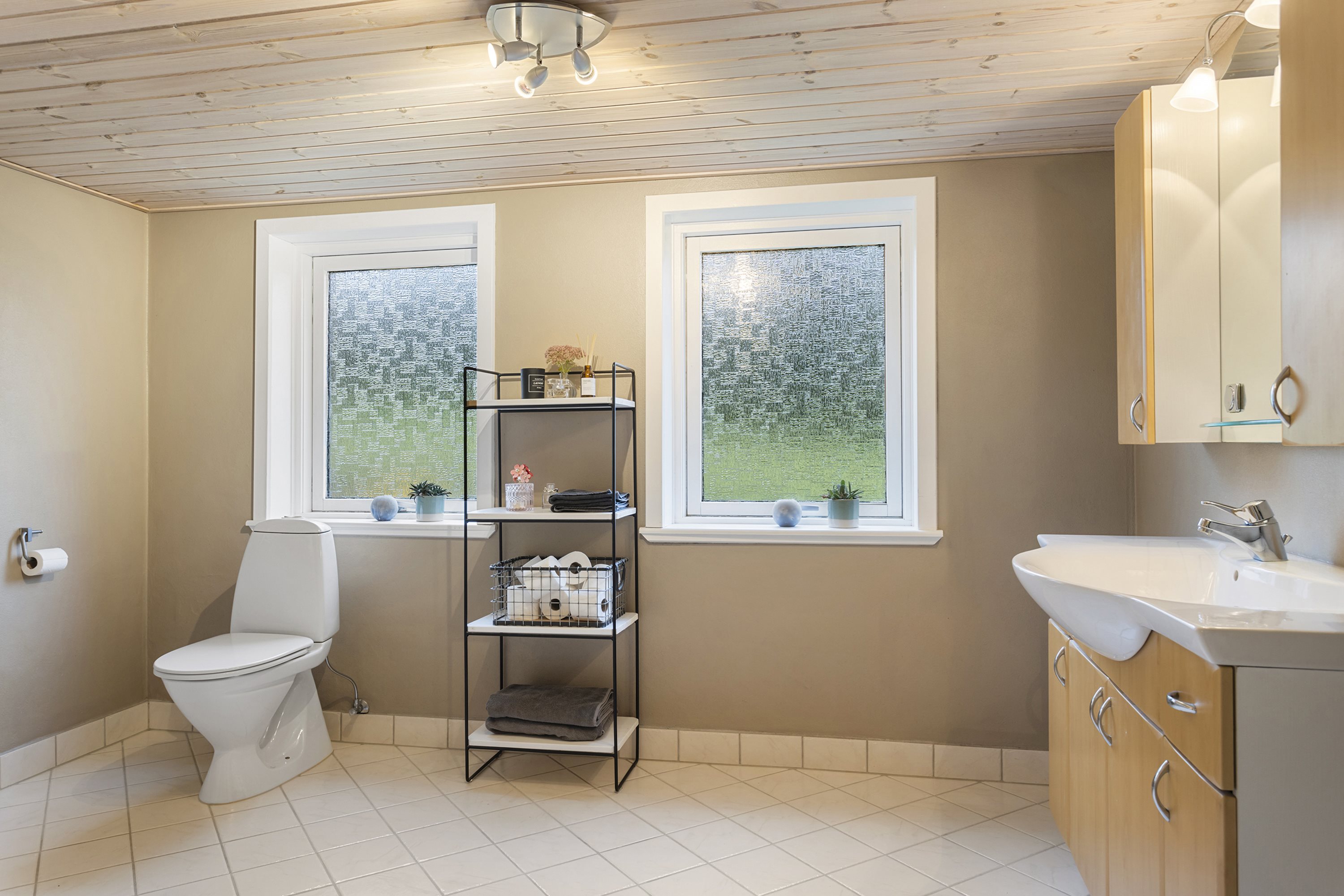 Fremhævet badeværelse billede i fuldskærmstilstand. Billede af Øster Rør Vej 6, Gærum, 9900 Frederikshavn