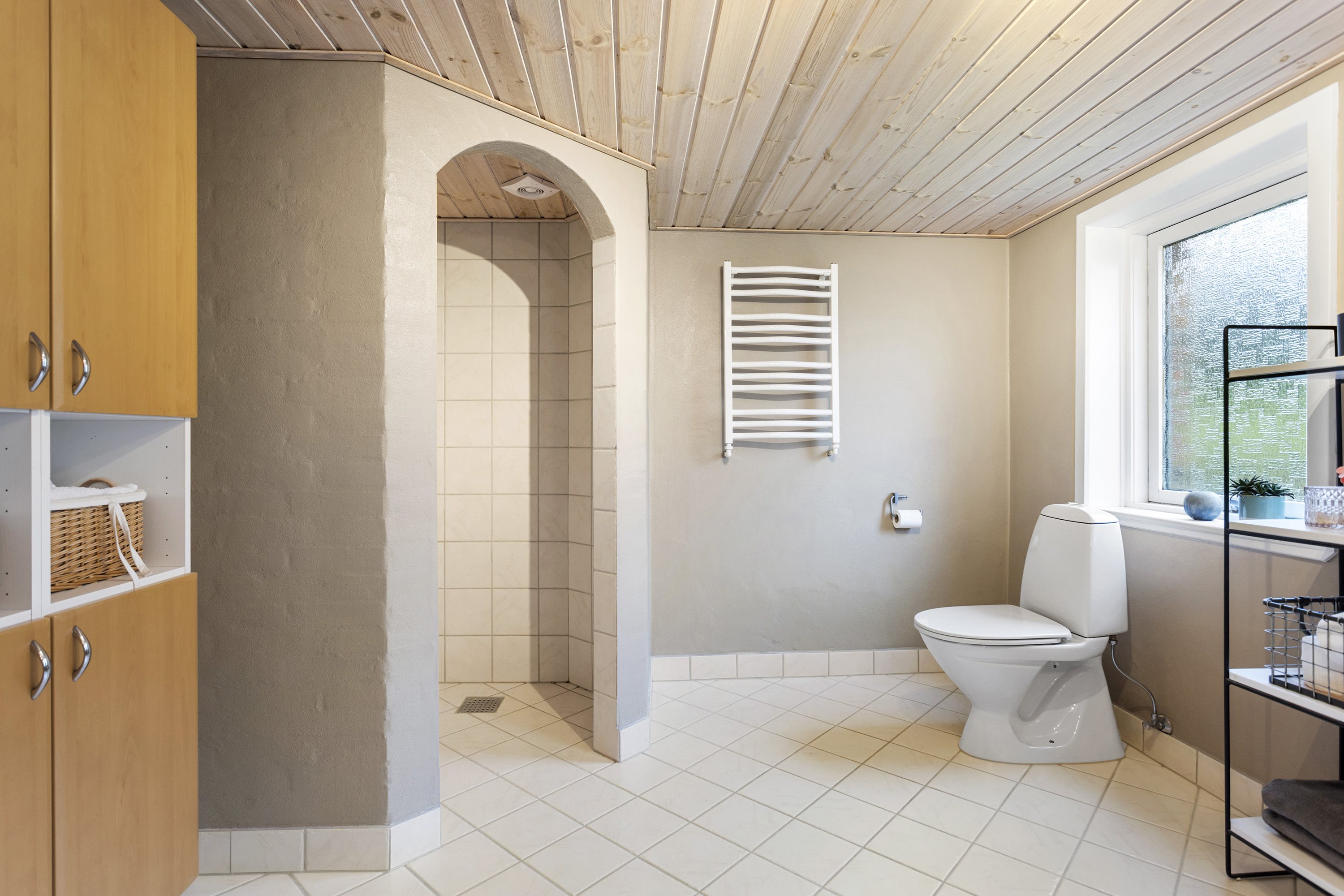 Fremhævet badeværelse billede i fuldskærmstilstand. Billede af Øster Rør Vej 6, Gærum, 9900 Frederikshavn