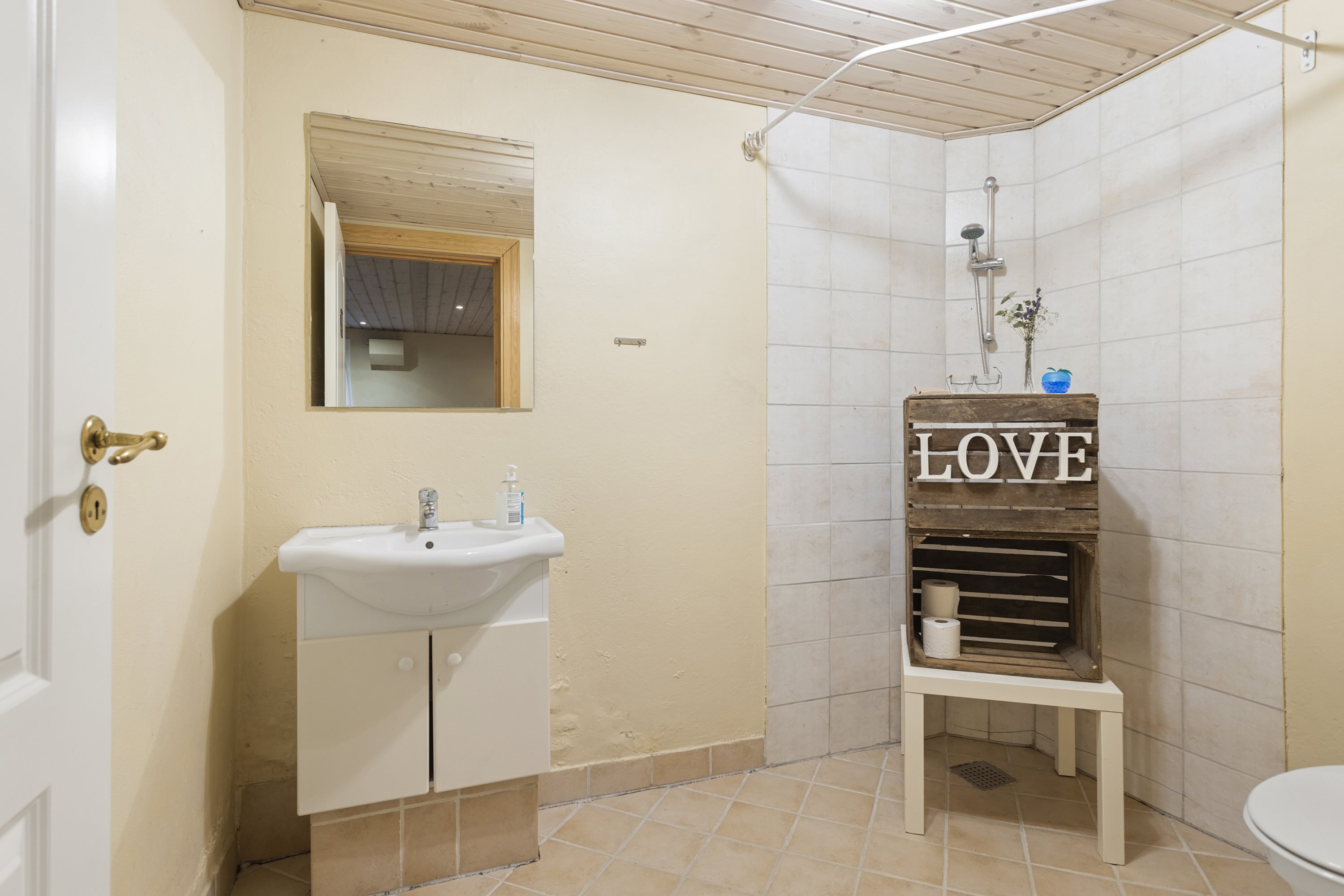 Fremhævet badeværelse billede i fuldskærmstilstand. Billede af Øster Rør Vej 6, Gærum, 9900 Frederikshavn