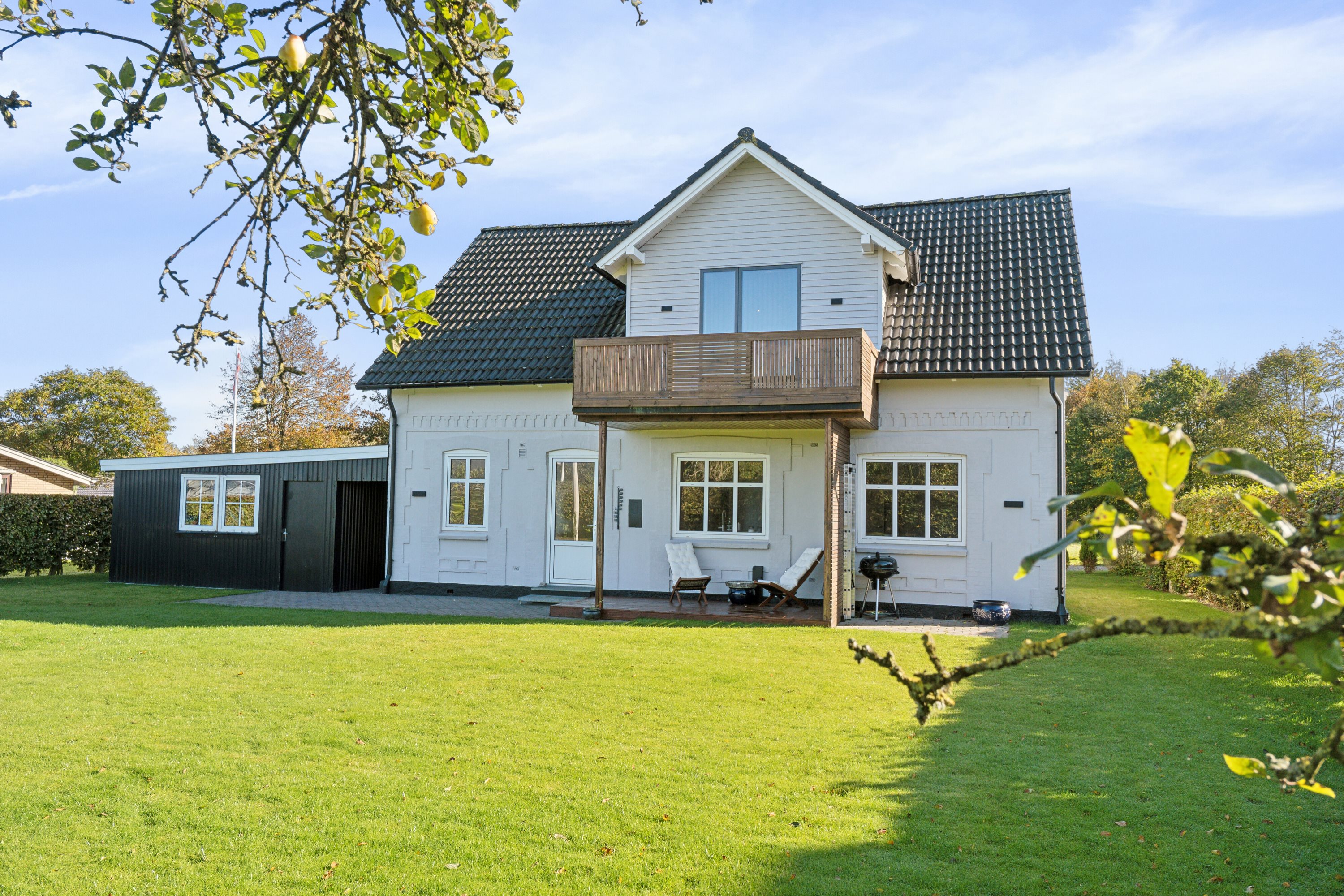 Fremhævet set fra haven billede i fuldskærmstilstand. Billede af Jels Møllegade 9, 6630 Rødding