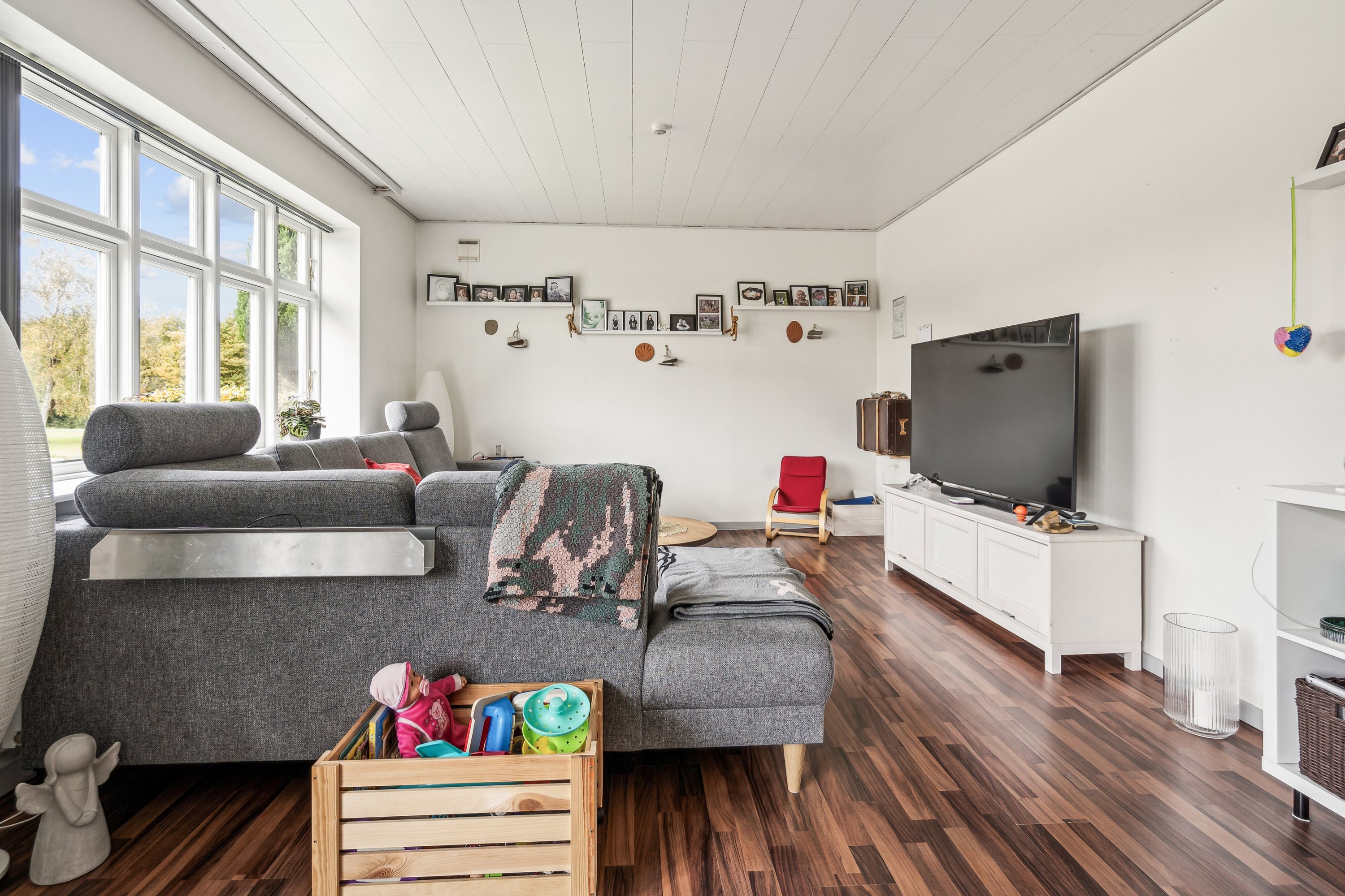 Fremhævet stue billede i fuldskærmstilstand. Billede af Præstegårdsvej 14, 6534 Agerskov