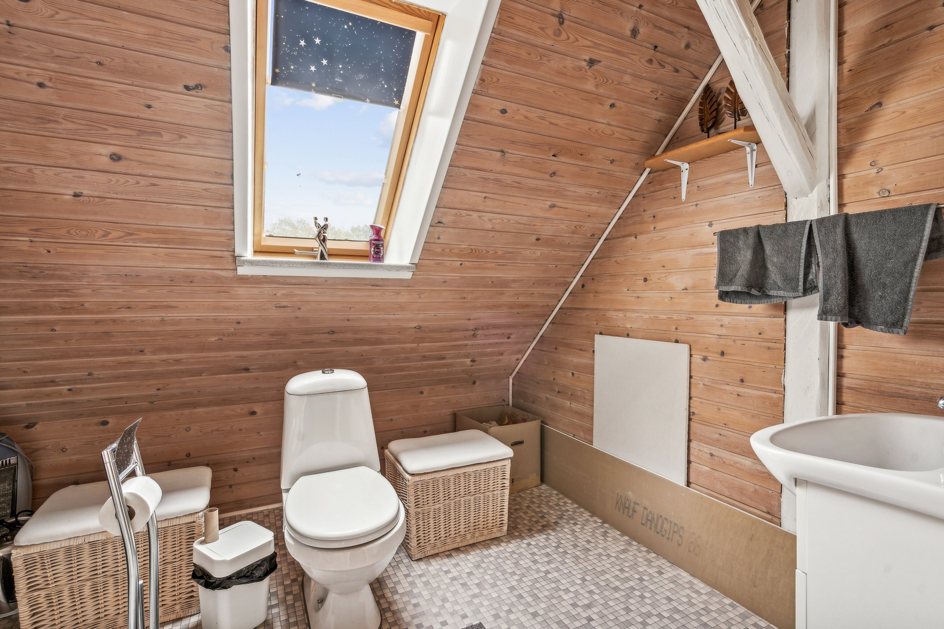 Fremhævet toilet billede i fuldskærmstilstand. Billede af Præstegårdsvej 14, 6534 Agerskov