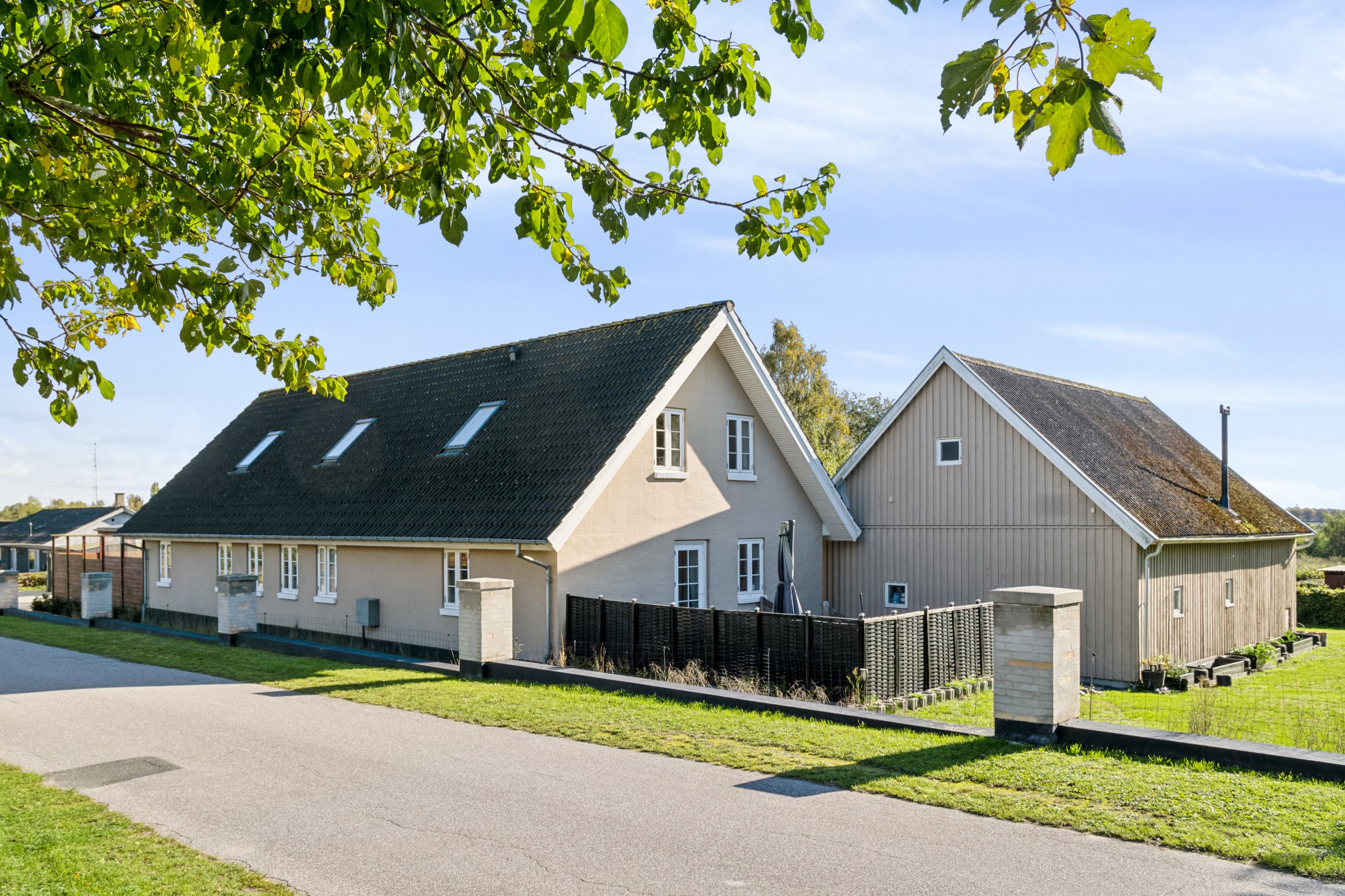 Fremhævet set fra vejen billede i fuldskærmstilstand. Billede af Køng Møllevej 11, 4750 Lundby