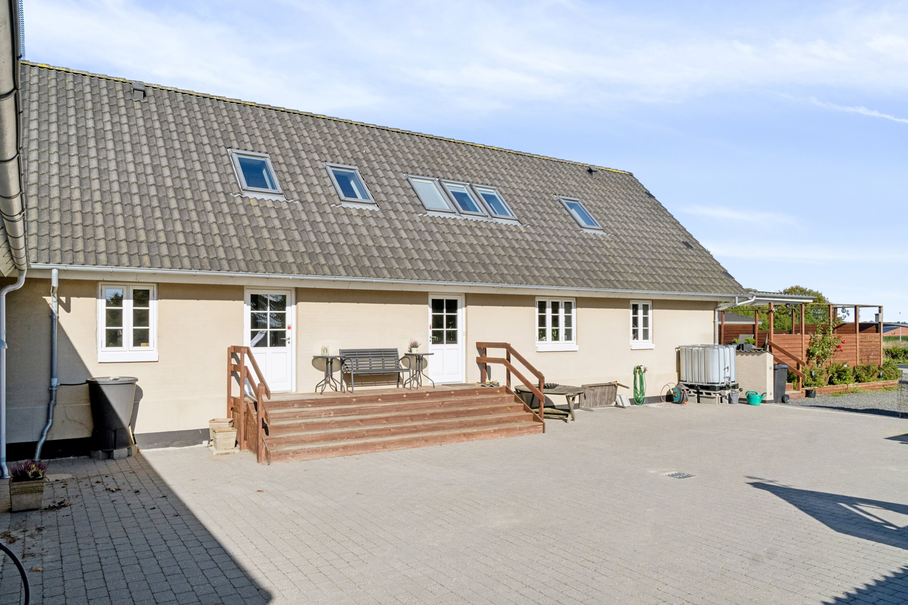 Fremhævet gårdsplads billede i fuldskærmstilstand. Billede af Køng Møllevej 11, 4750 Lundby