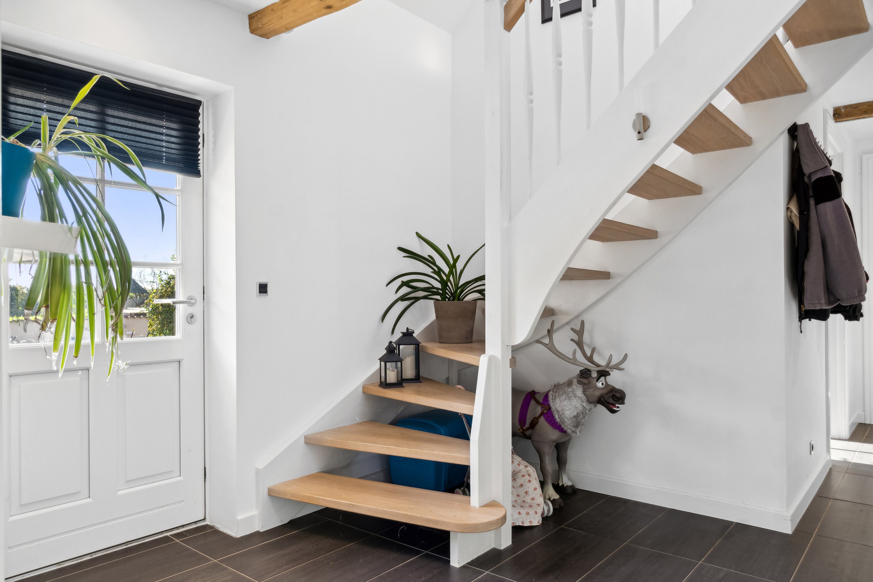 Fremhævet entré billede i fuldskærmstilstand. Billede af Køng Møllevej 11, 4750 Lundby