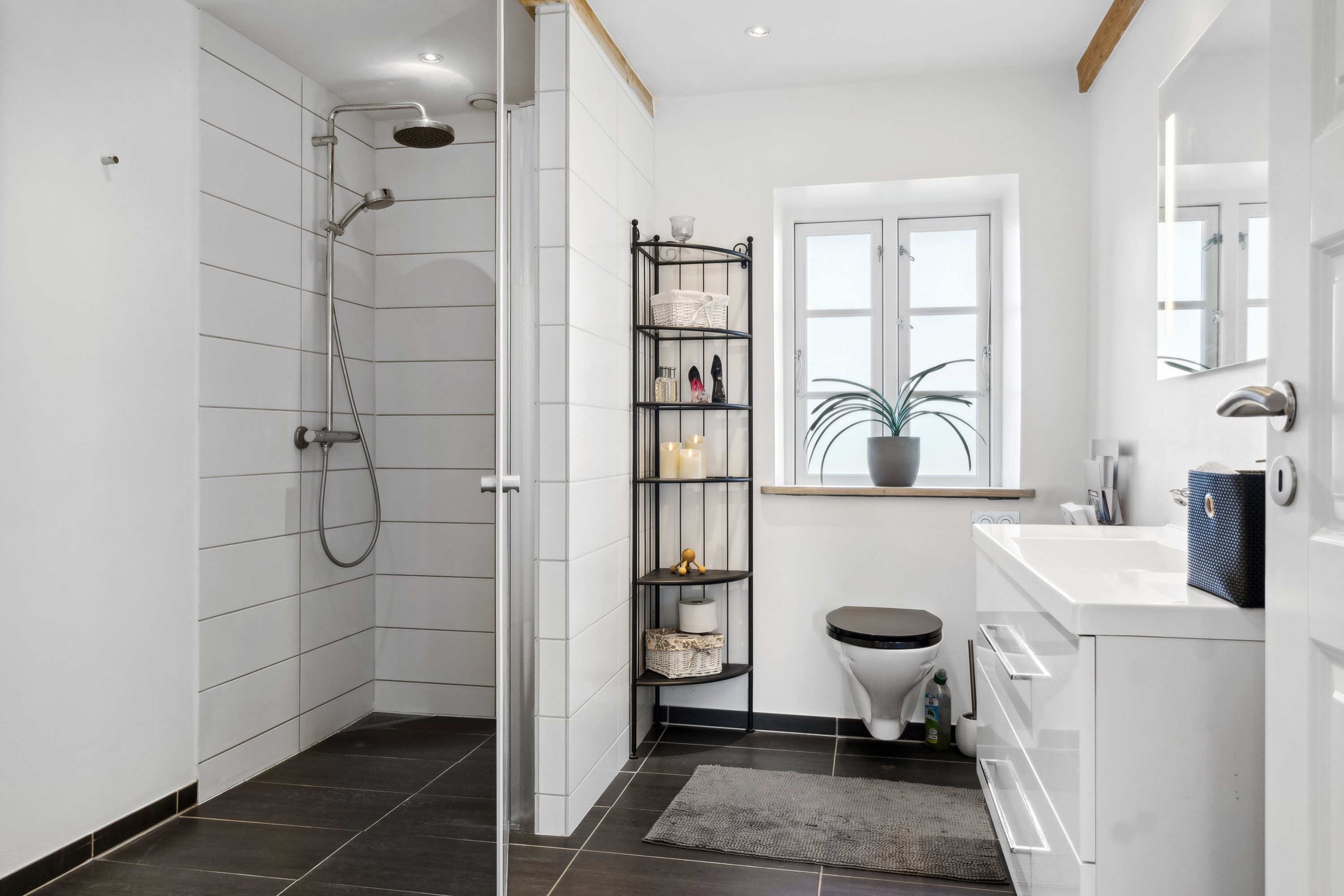 Fremhævet badeværelse billede i fuldskærmstilstand. Billede af Køng Møllevej 11, 4750 Lundby