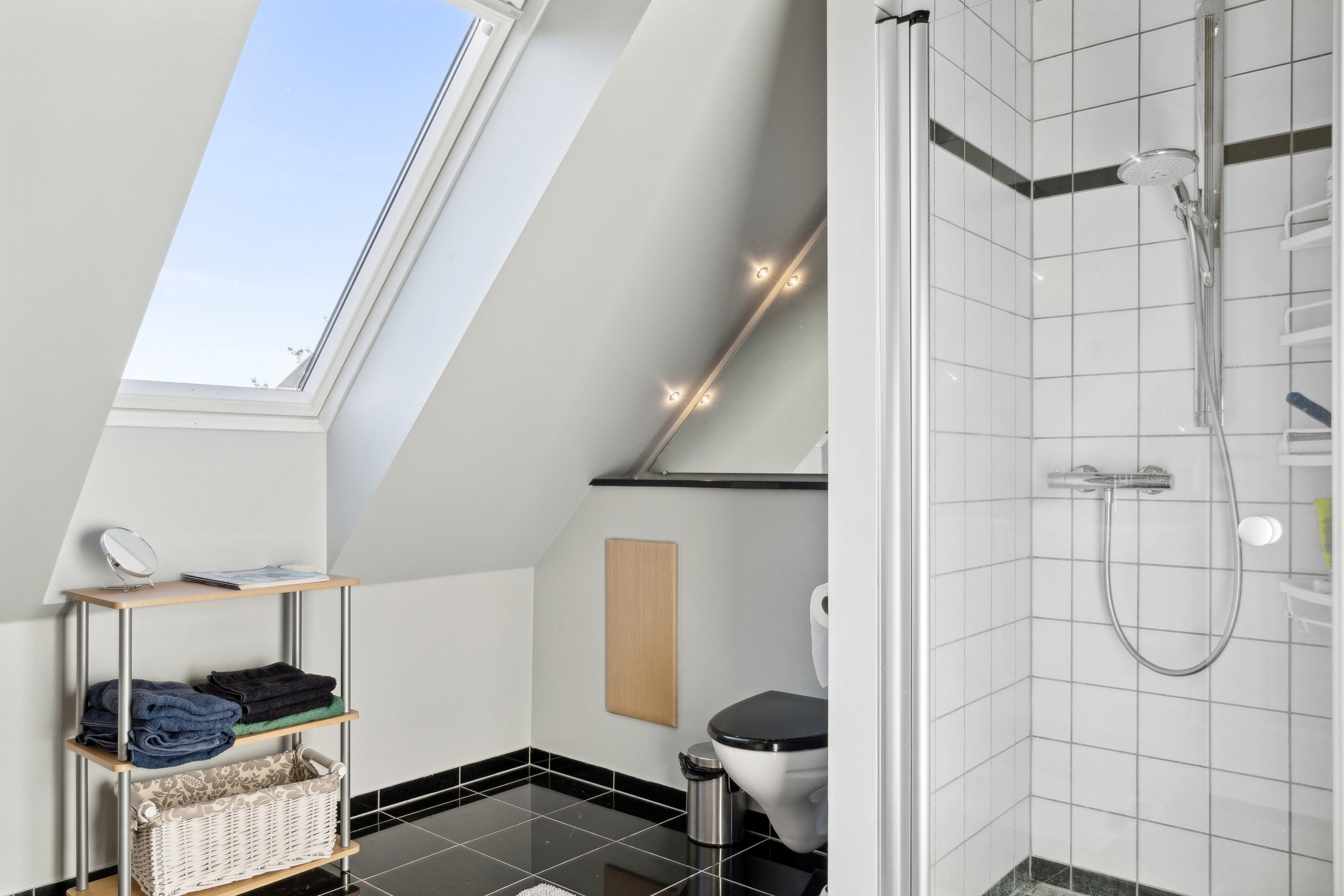 Fremhævet badeværelse billede i fuldskærmstilstand. Billede af Køng Møllevej 11, 4750 Lundby