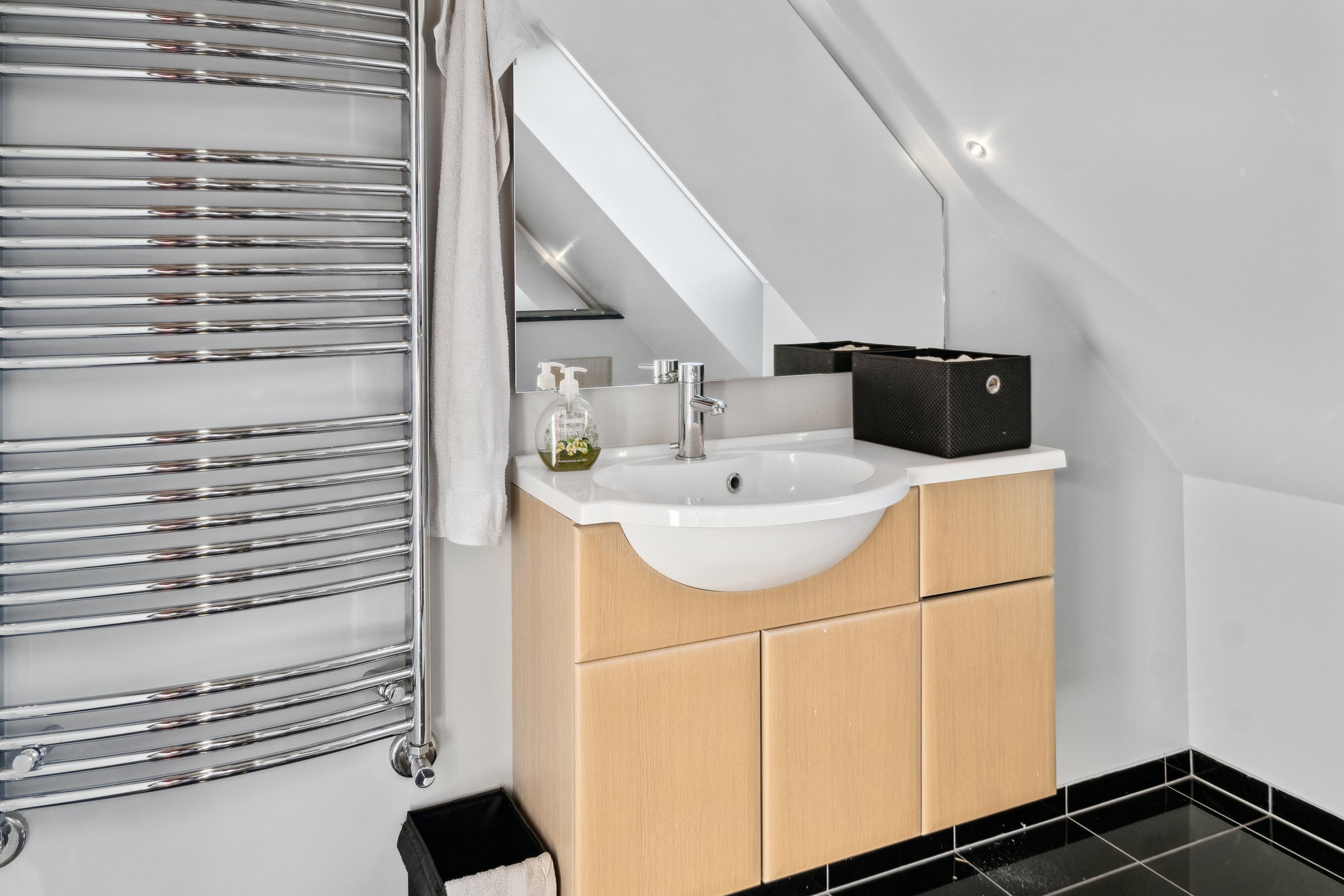 Fremhævet badeværelse billede i fuldskærmstilstand. Billede af Køng Møllevej 11, 4750 Lundby