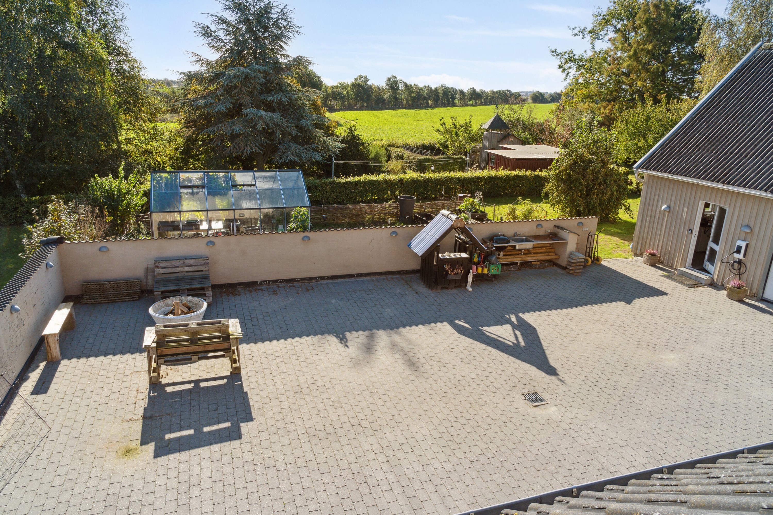 Fremhævet gårdsplads billede i fuldskærmstilstand. Billede af Køng Møllevej 11, 4750 Lundby