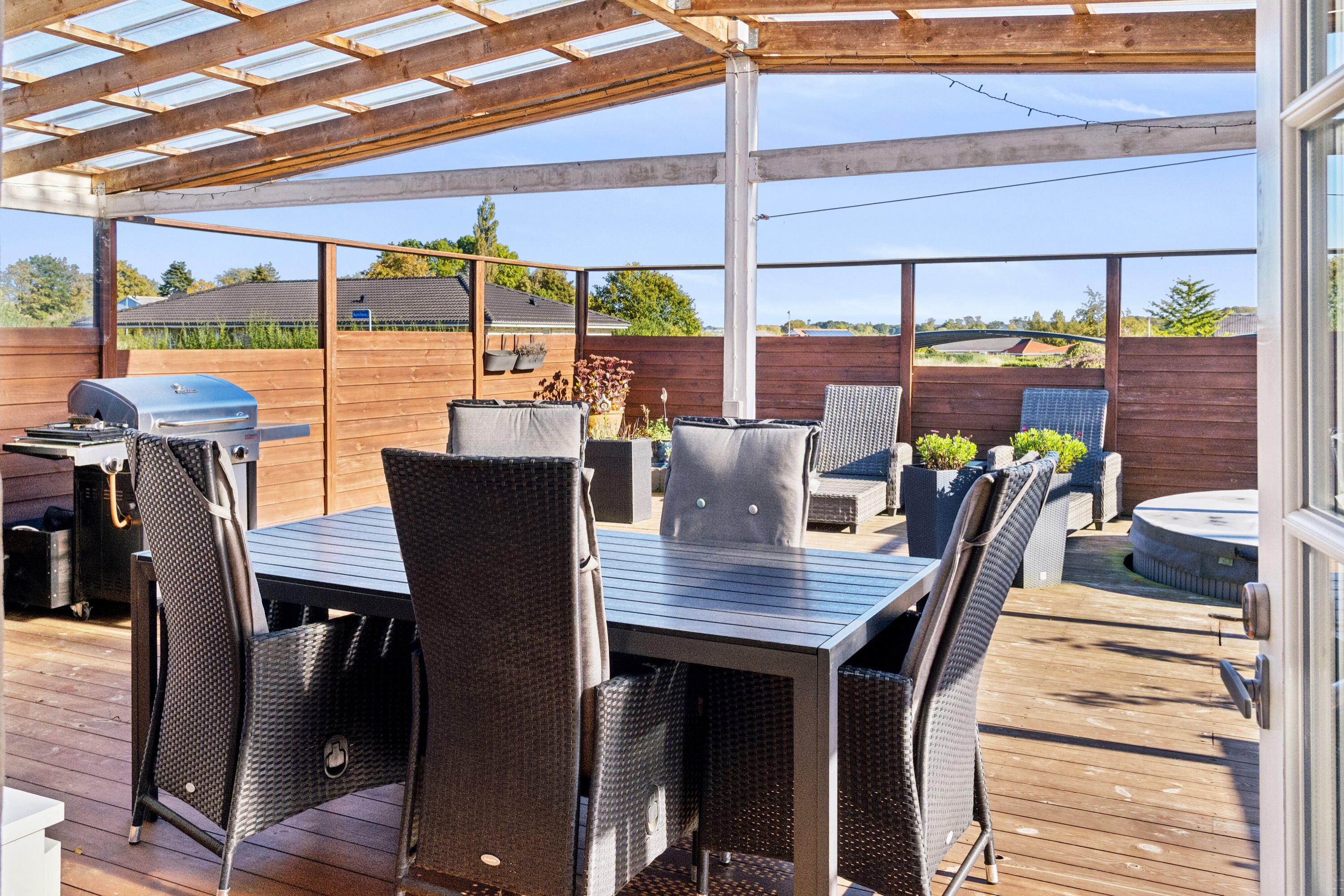 Fremhævet overdækket terrasse billede i fuldskærmstilstand. Billede af Køng Møllevej 11, 4750 Lundby