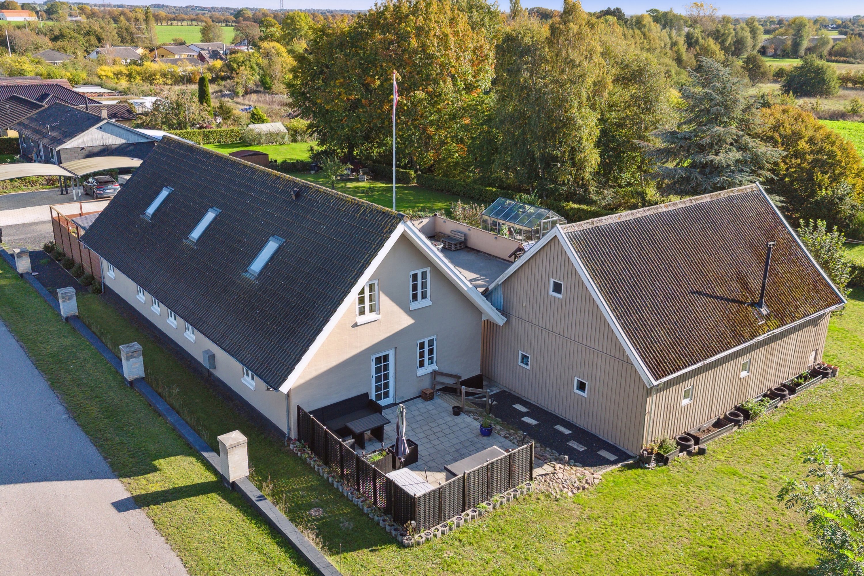 Miniaturebillede 1: set fra vejen. Billede af Køng Møllevej 11, 4750 Lundby