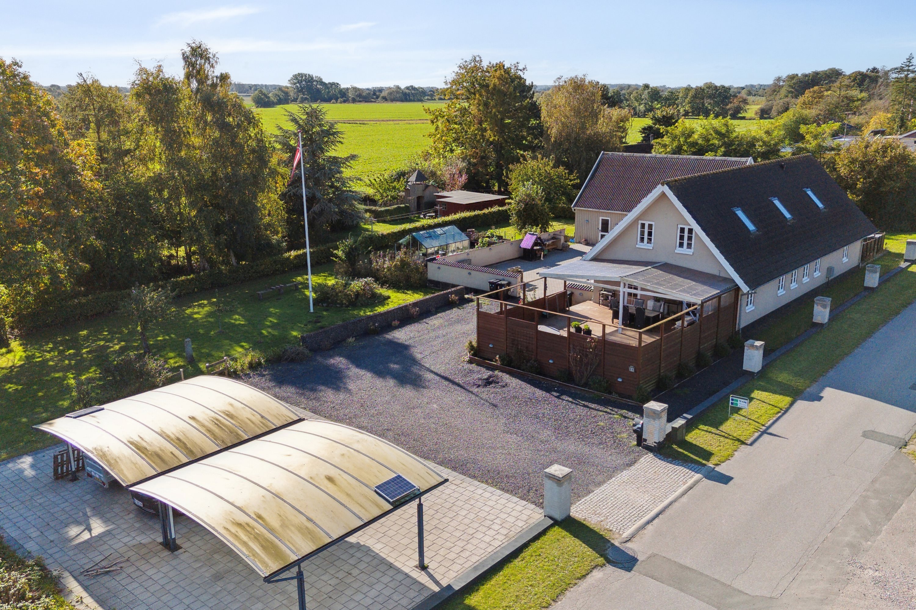 Miniaturebillede 2: set fra vejen. Billede af Køng Møllevej 11, 4750 Lundby