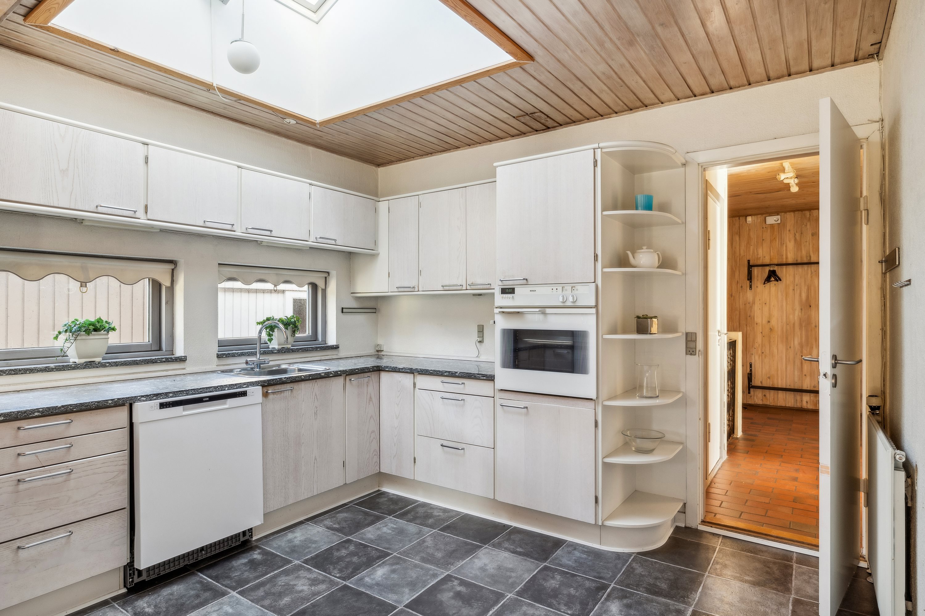 Fremhævet køkken billede i fuldskærmstilstand. Billede af Henrik Stengårdsvej 11, 5600 Faaborg