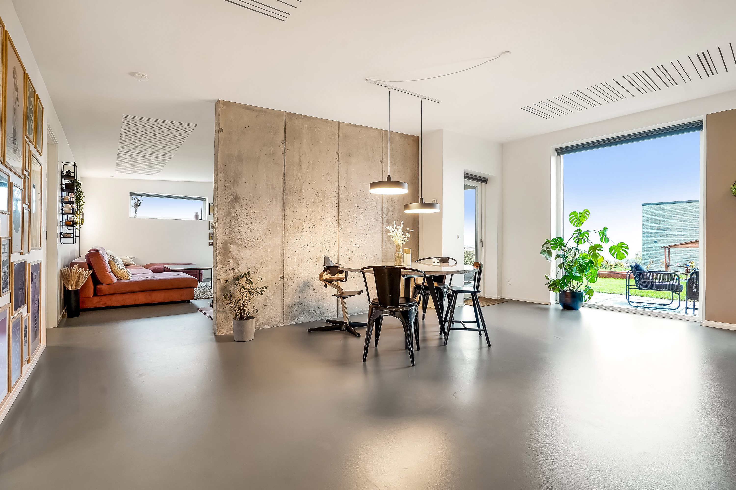 Fremhævet stue billede i fuldskærmstilstand. Billede af Ring Søpark 31, 8740 Brædstrup