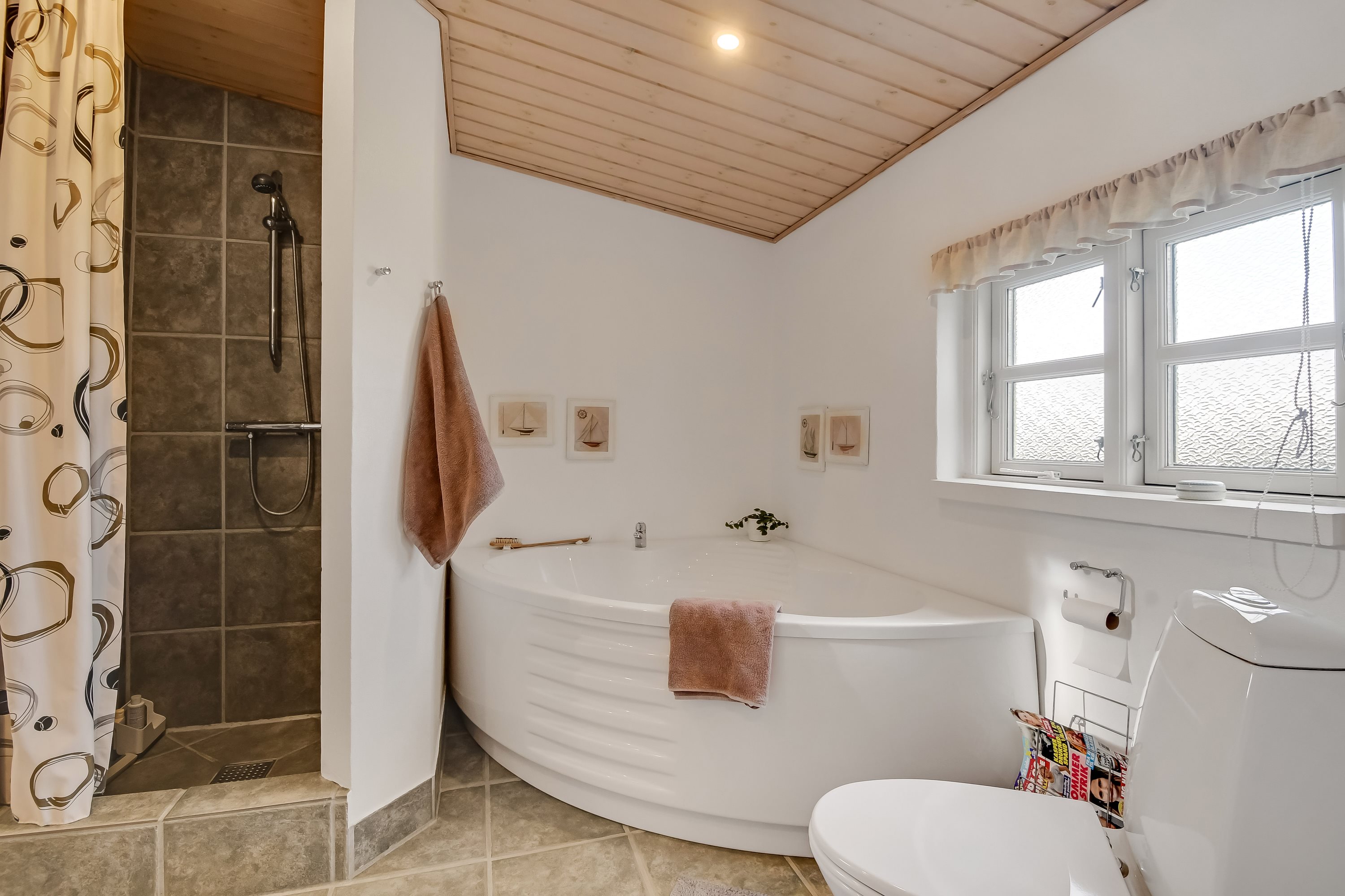 Fremhævet badeværelse billede i fuldskærmstilstand. Billede af Remmerstrandvej 112, Gudum, 7620 Lemvig