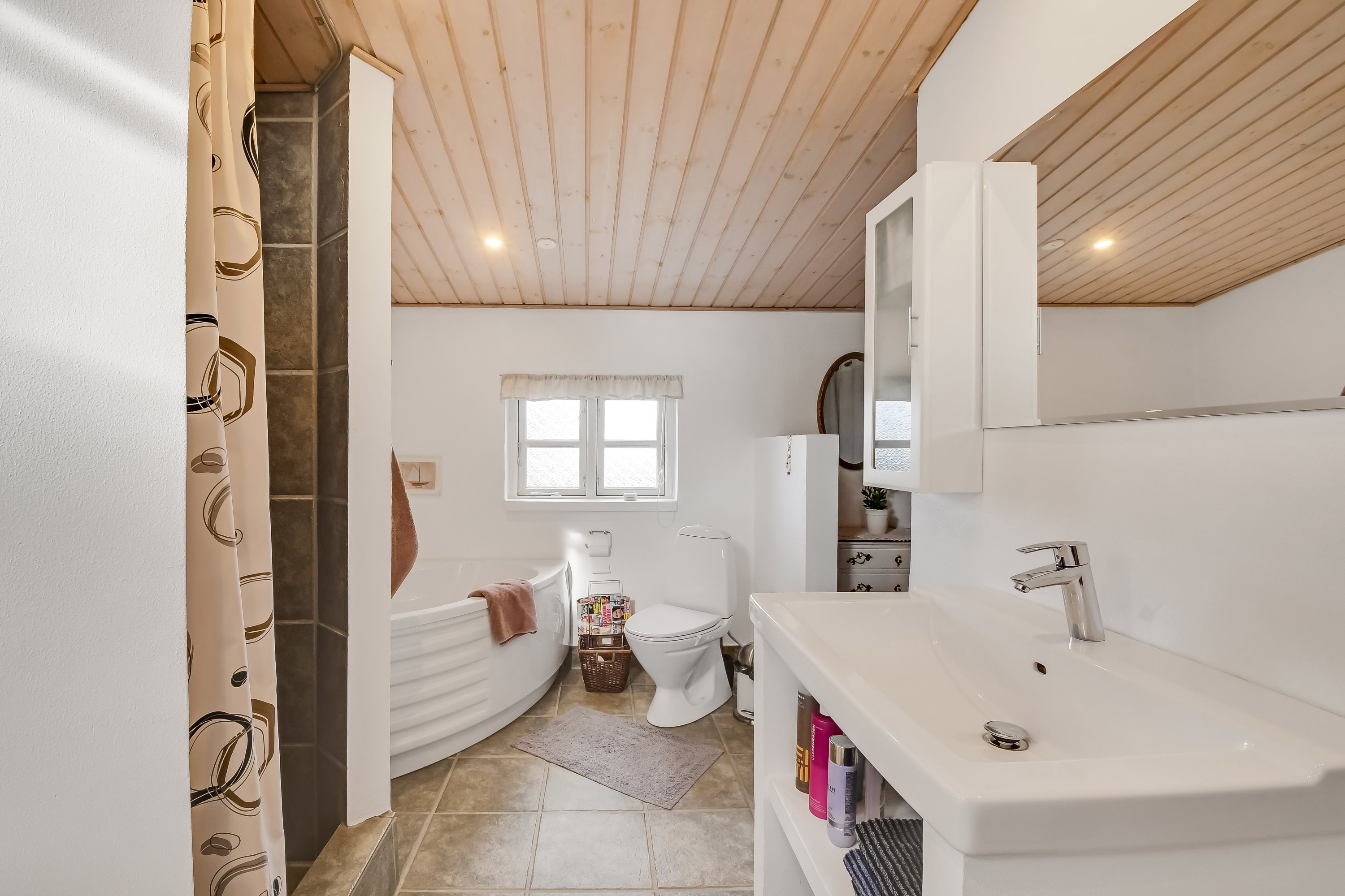 Fremhævet badeværelse billede i fuldskærmstilstand. Billede af Remmerstrandvej 112, Gudum, 7620 Lemvig