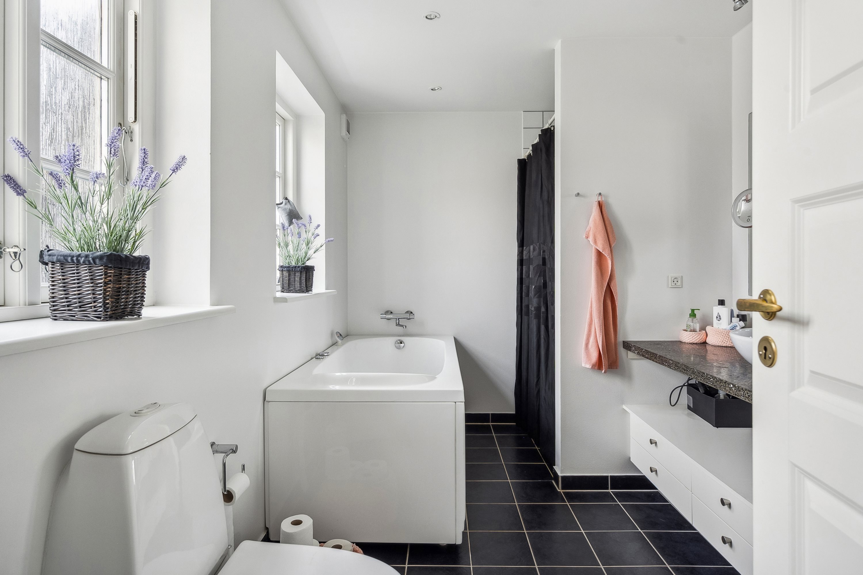 Fremhævet badeværelse billede i fuldskærmstilstand. Billede af Remisen 25, 9990 Skagen