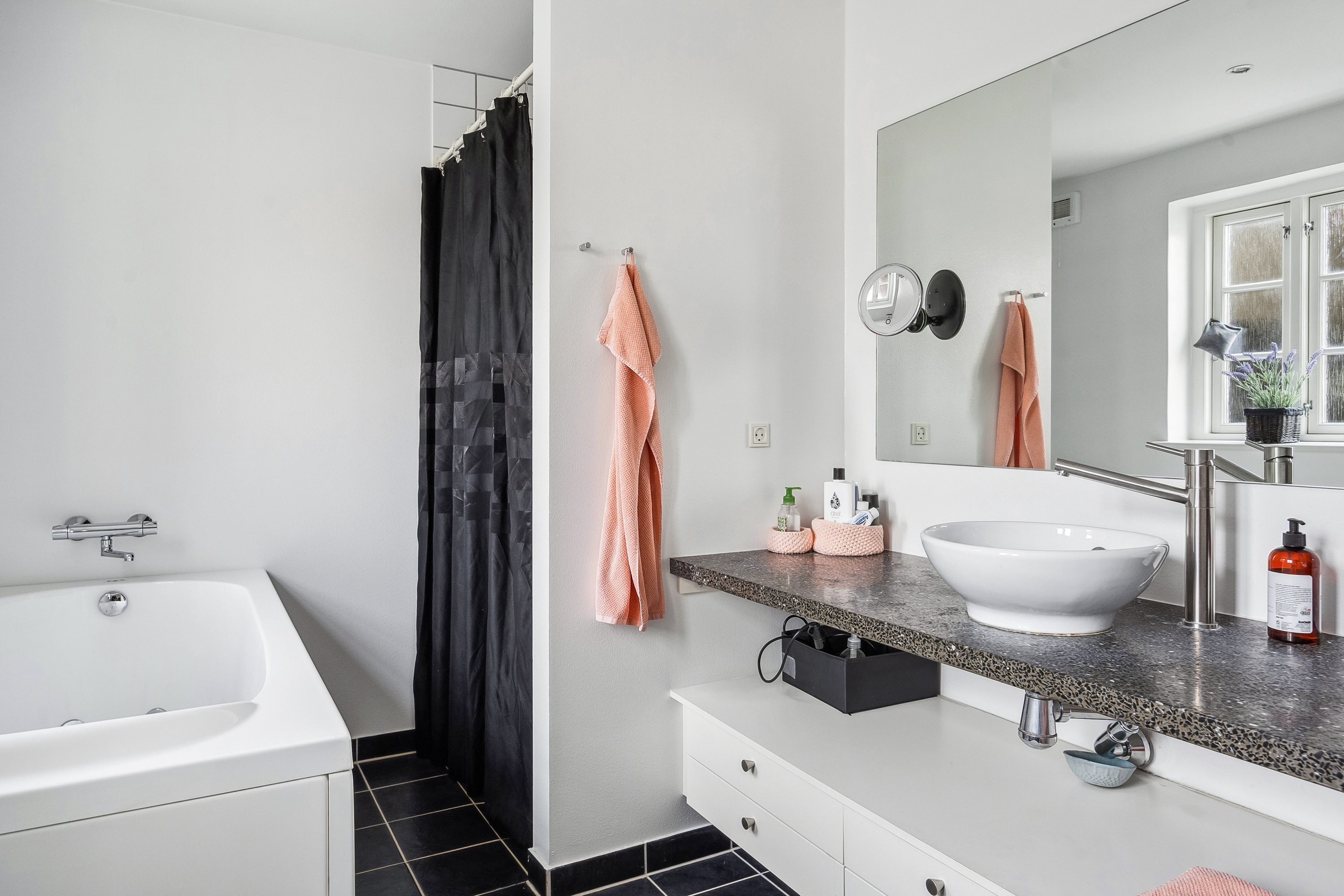 Fremhævet badeværelse billede i fuldskærmstilstand. Billede af Remisen 25, 9990 Skagen