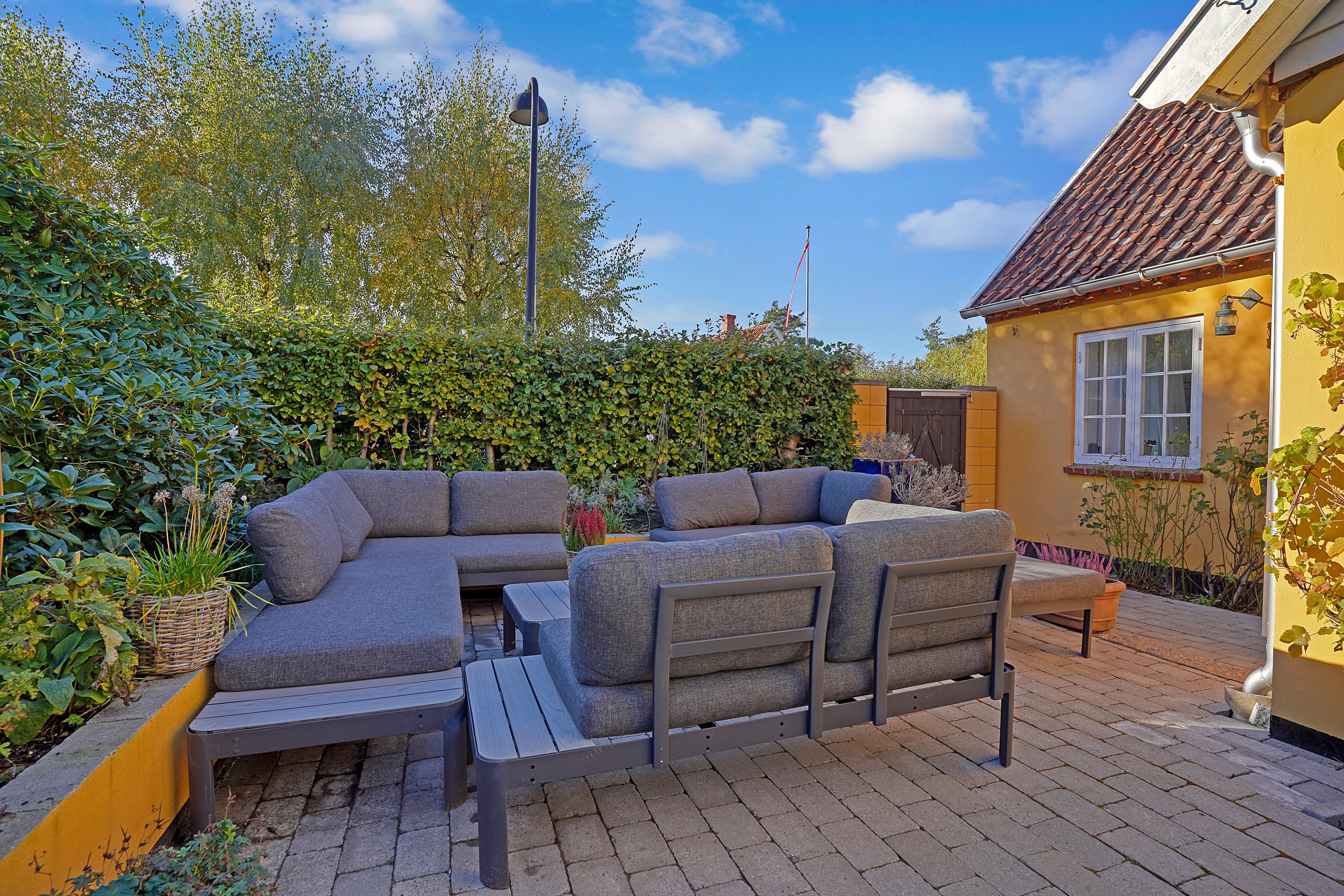 Fremhævet terrasse billede i fuldskærmstilstand. Billede af Lochersvej 6, 3100 Hornbæk