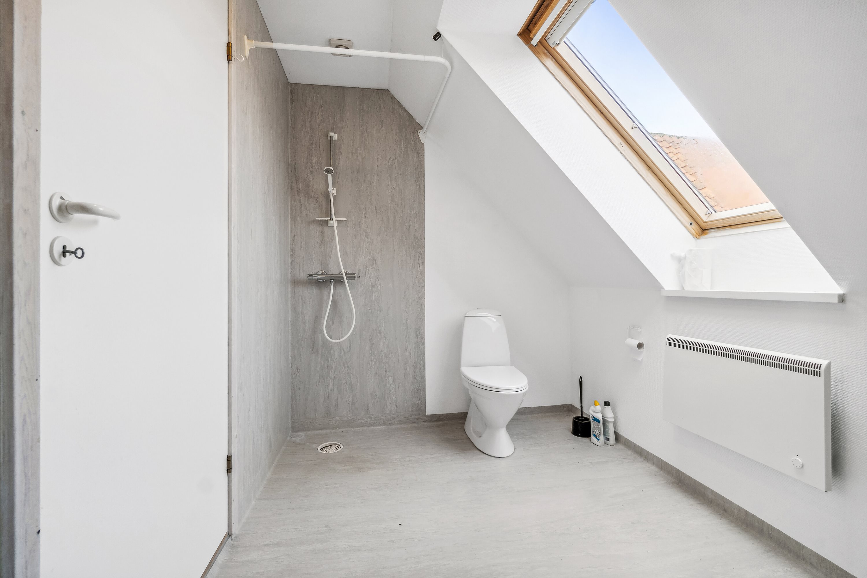 Fremhævet badeværelse billede i fuldskærmstilstand. Billede af Storegade 29, 1. tv., 3740 Svaneke