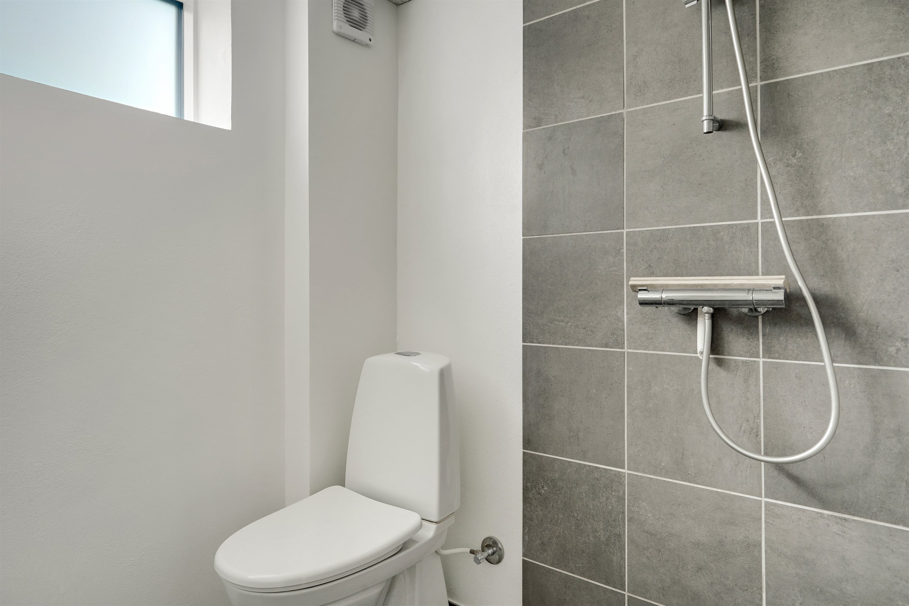 Fremhævet badeværelse billede i fuldskærmstilstand. Billede af Bakkevej 36, Varde, 6800 Varde