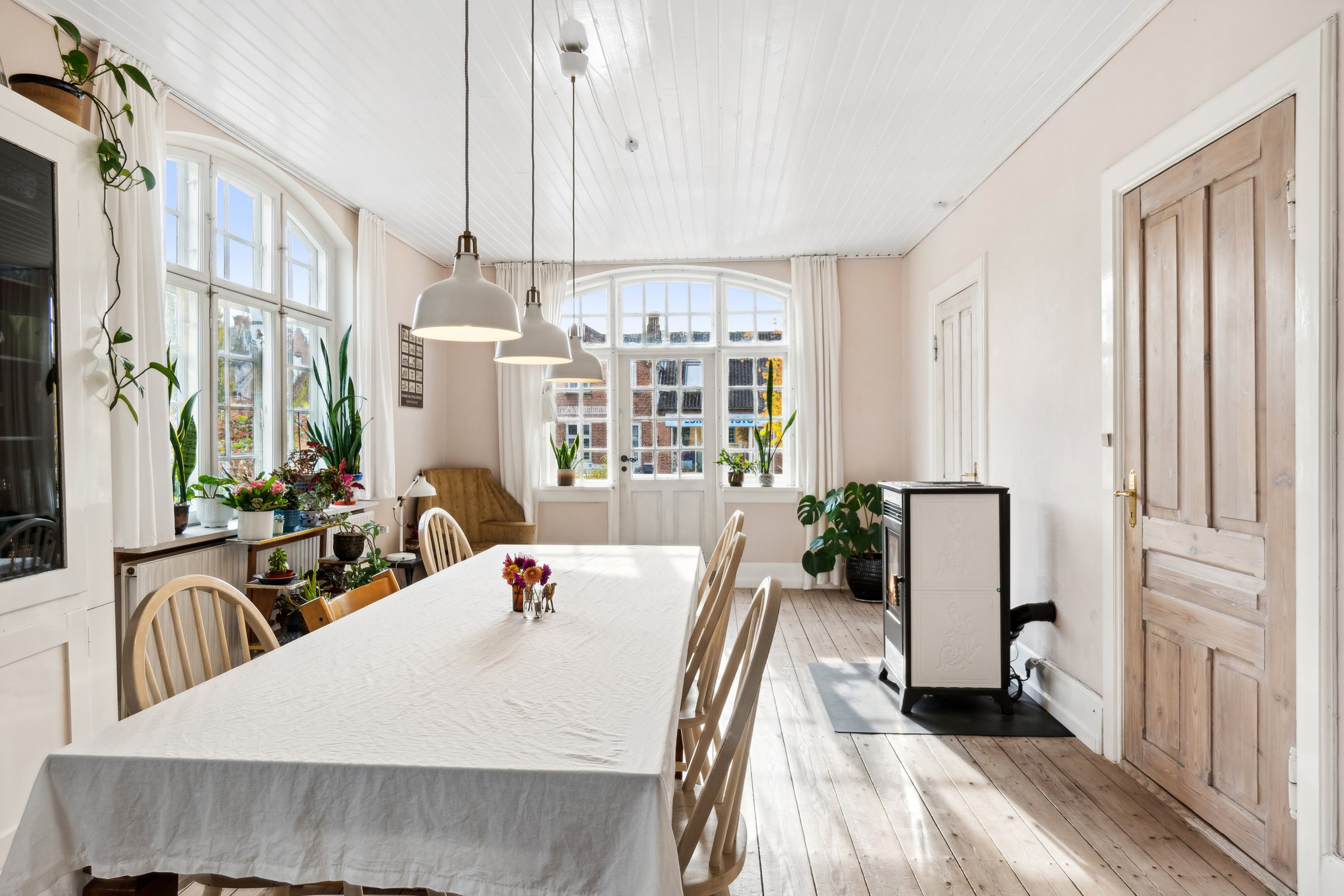 Fremhævet spisestue billede i fuldskærmstilstand. Billede af Lundby Hovedgade 63, 4750 Lundby