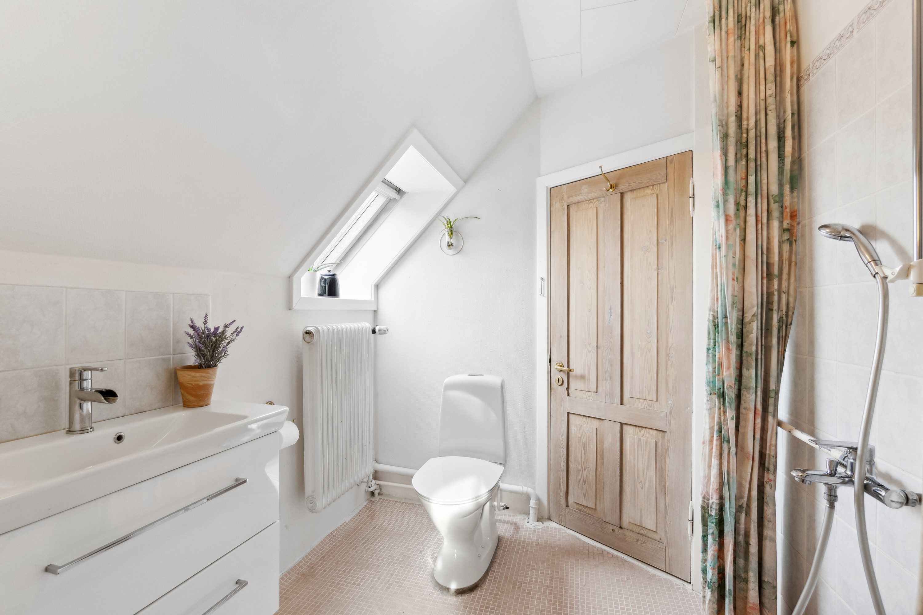 Fremhævet badeværelse billede i fuldskærmstilstand. Billede af Lundby Hovedgade 63, 4750 Lundby