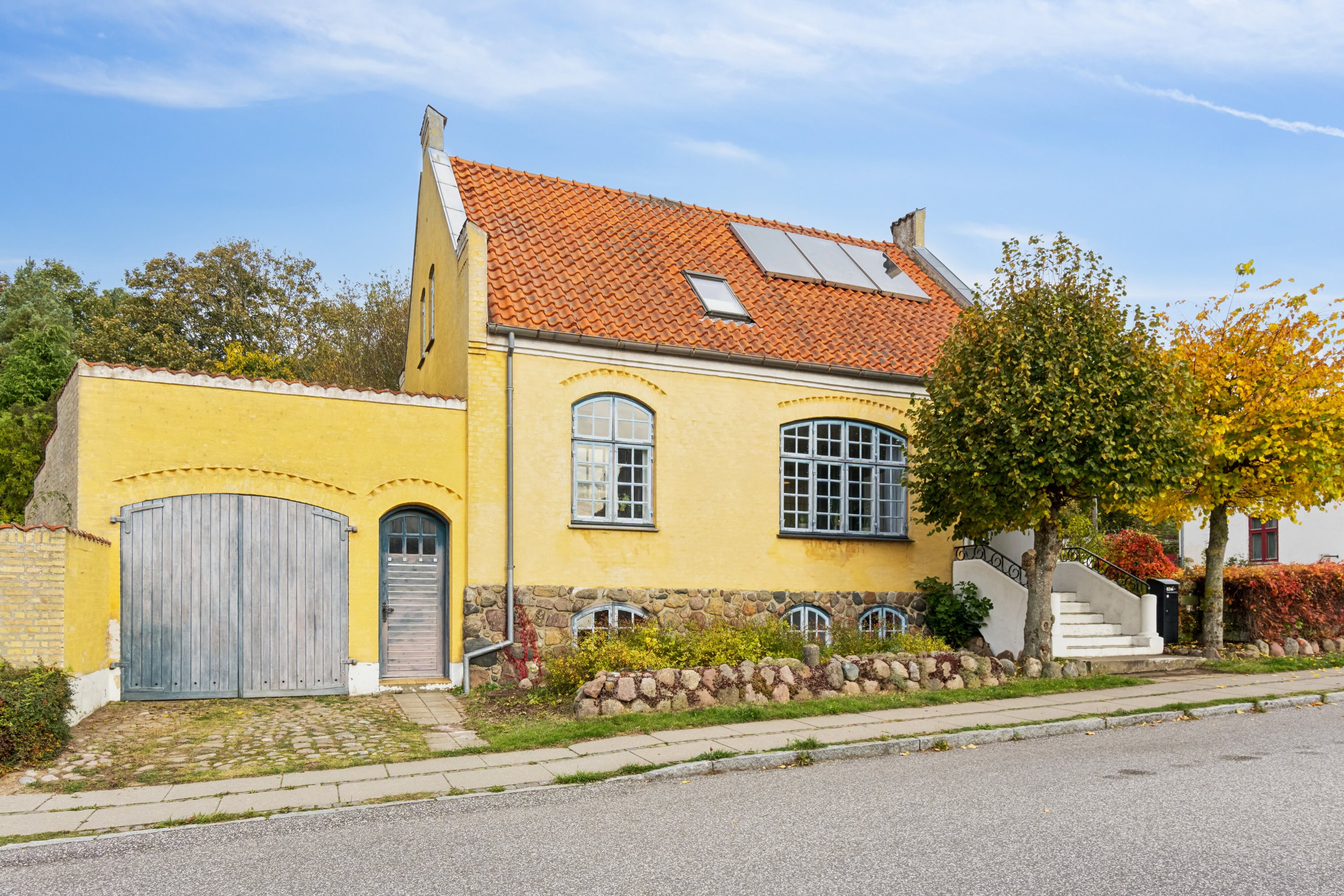 Fremhævet set fra vejen billede i fuldskærmstilstand. Billede af Lundby Hovedgade 63, 4750 Lundby