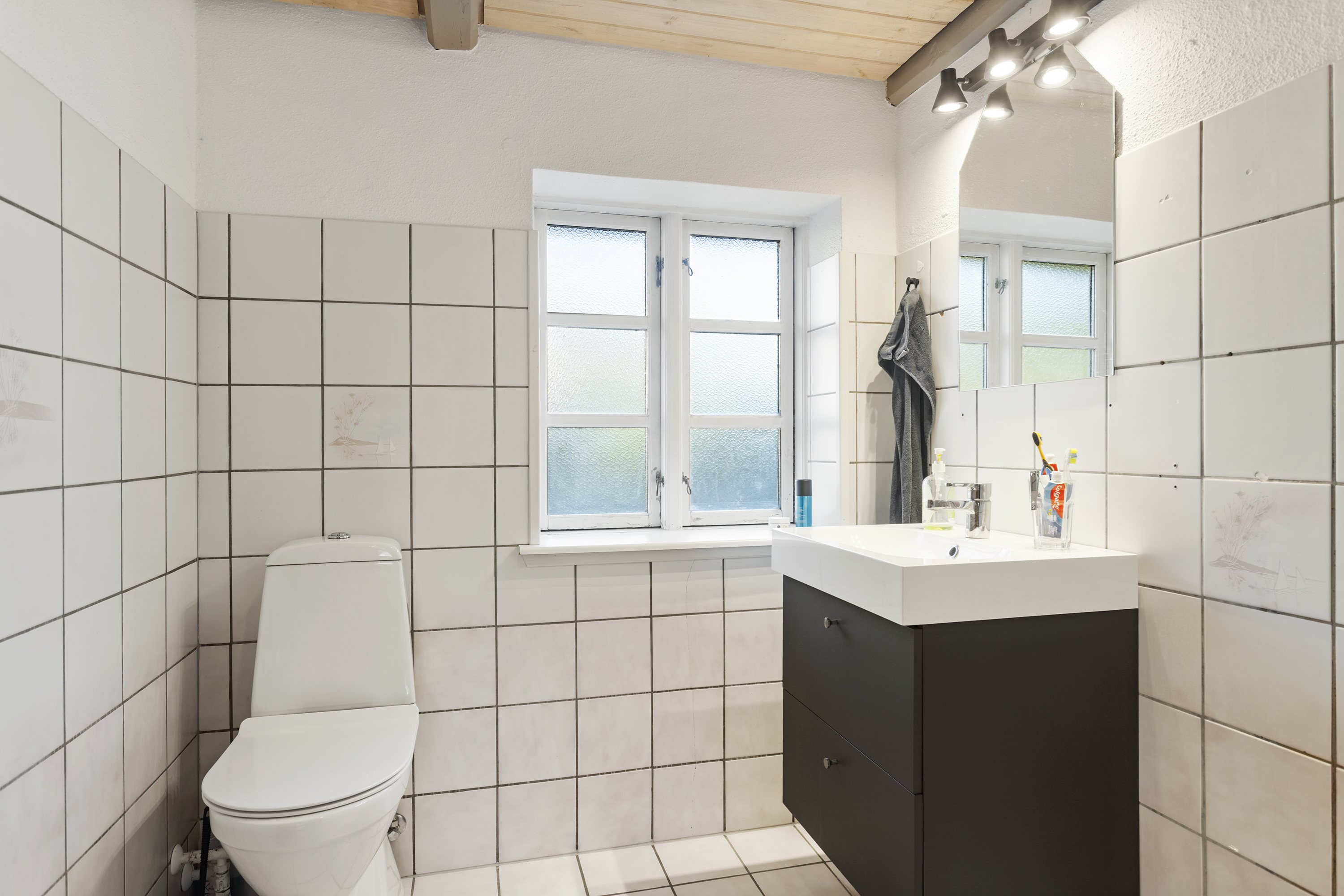 Fremhævet toilet billede i fuldskærmstilstand. Billede af Østkystvejen 135, Lyngså, 9300 Sæby