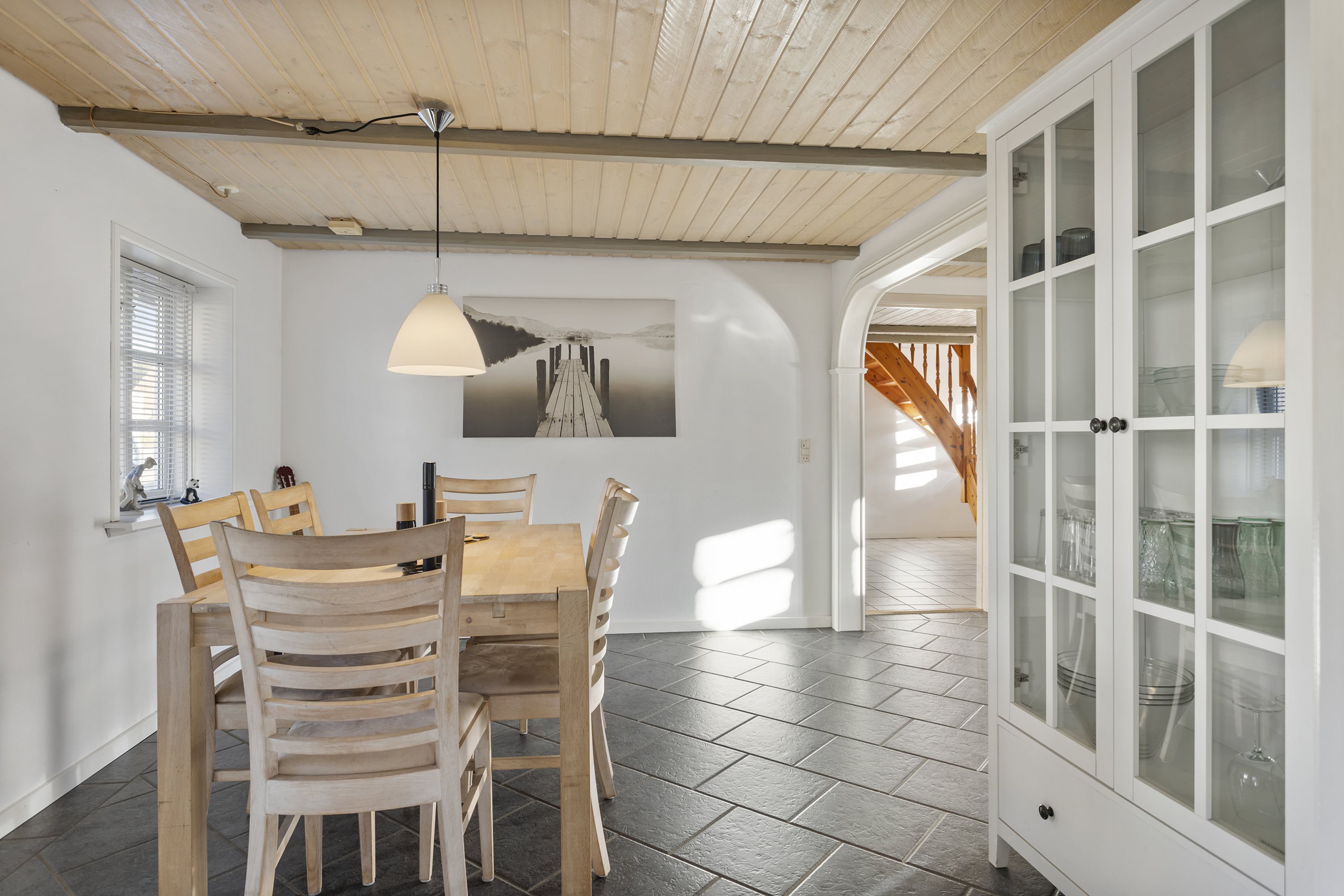 Fremhævet spisestue billede i fuldskærmstilstand. Billede af Østkystvejen 135, Lyngså, 9300 Sæby