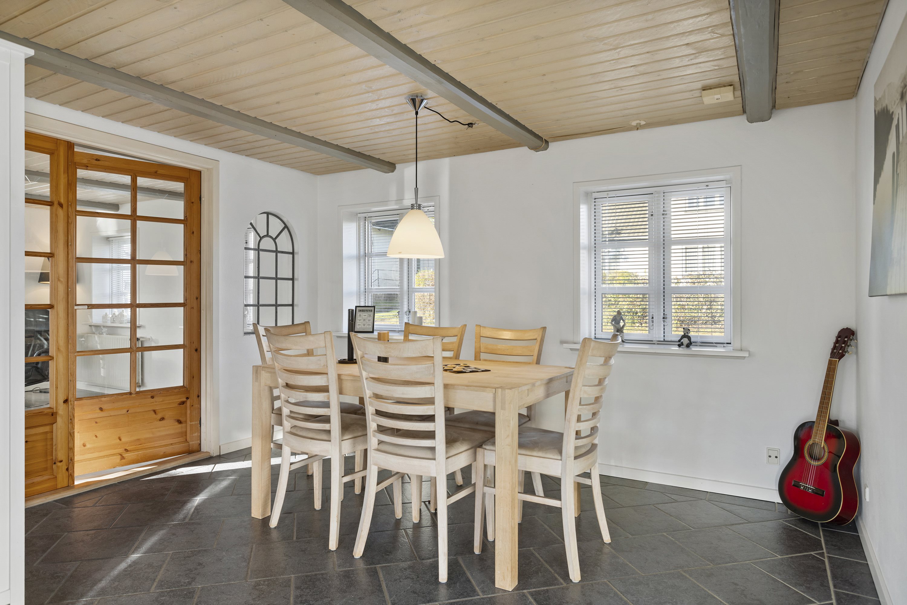 Fremhævet spisestue billede i fuldskærmstilstand. Billede af Østkystvejen 135, Lyngså, 9300 Sæby