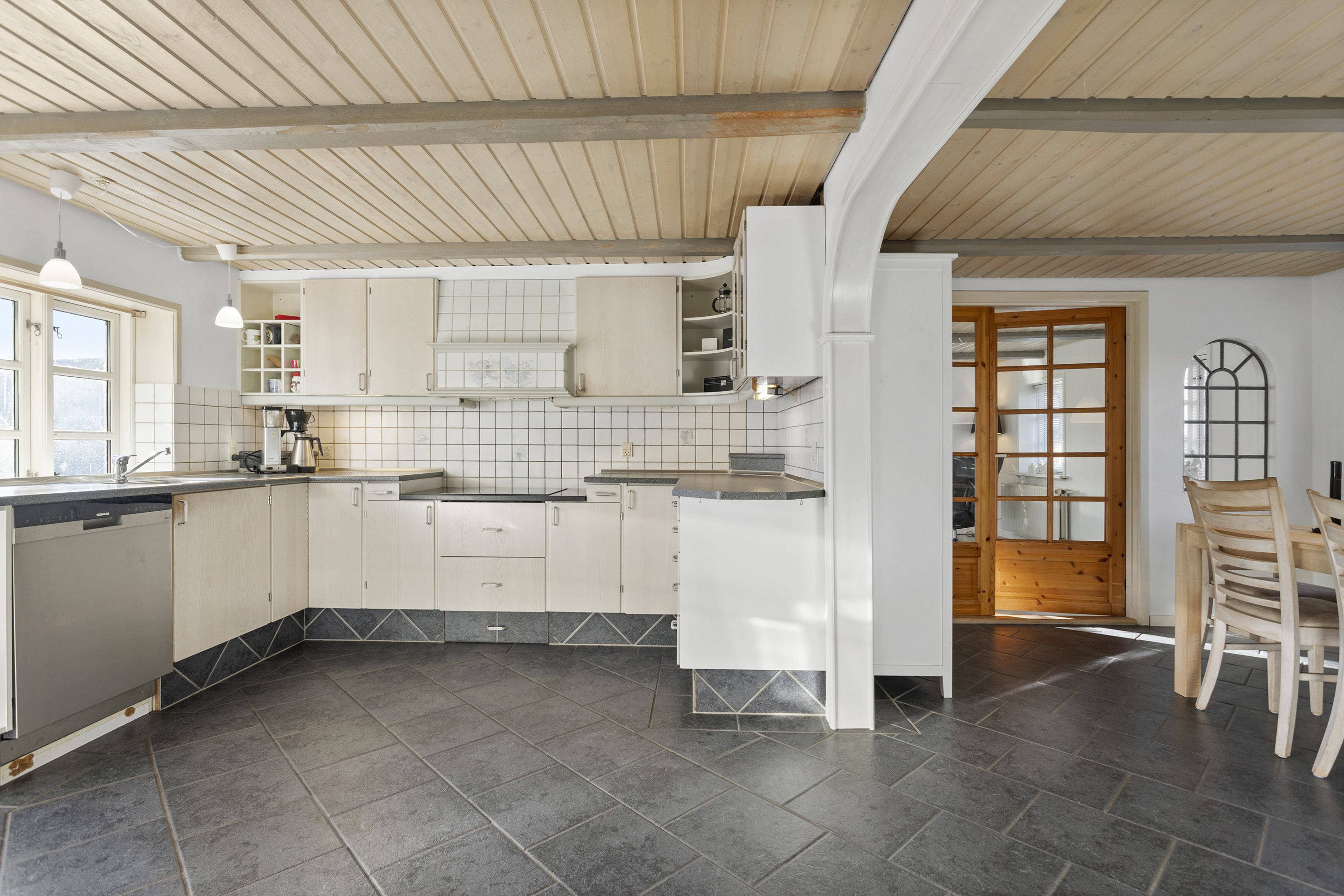 Fremhævet køkken alrum billede i fuldskærmstilstand. Billede af Østkystvejen 135, Lyngså, 9300 Sæby