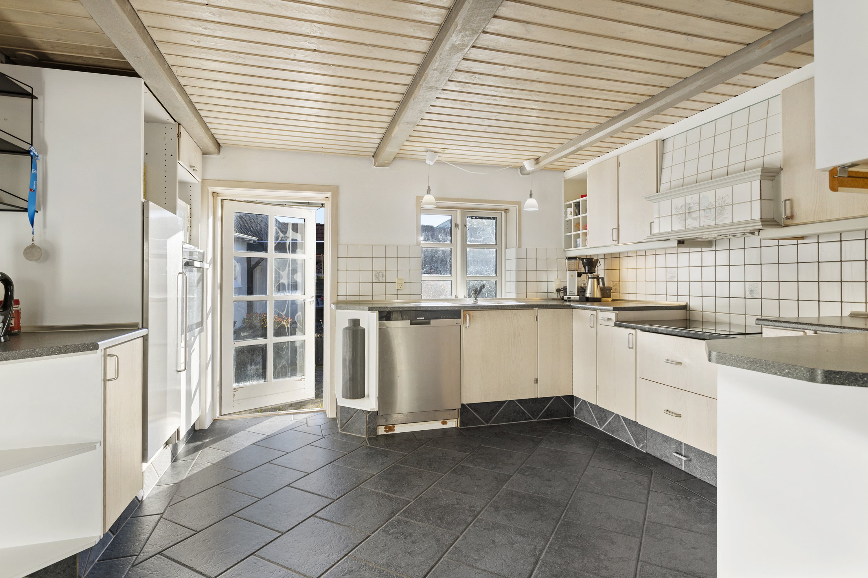 Fremhævet køkken alrum billede i fuldskærmstilstand. Billede af Østkystvejen 135, Lyngså, 9300 Sæby