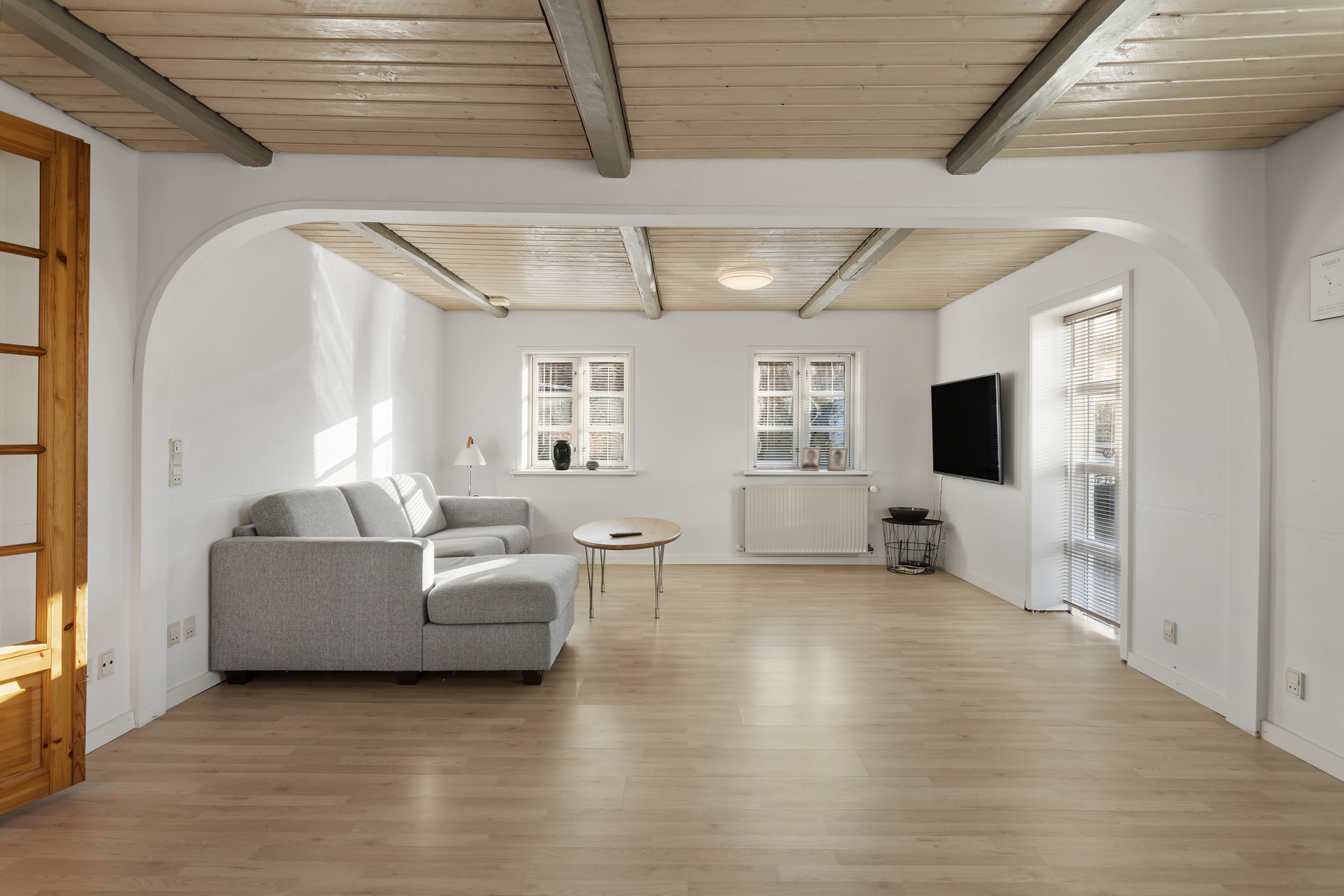 Fremhævet stue billede i fuldskærmstilstand. Billede af Østkystvejen 135, Lyngså, 9300 Sæby