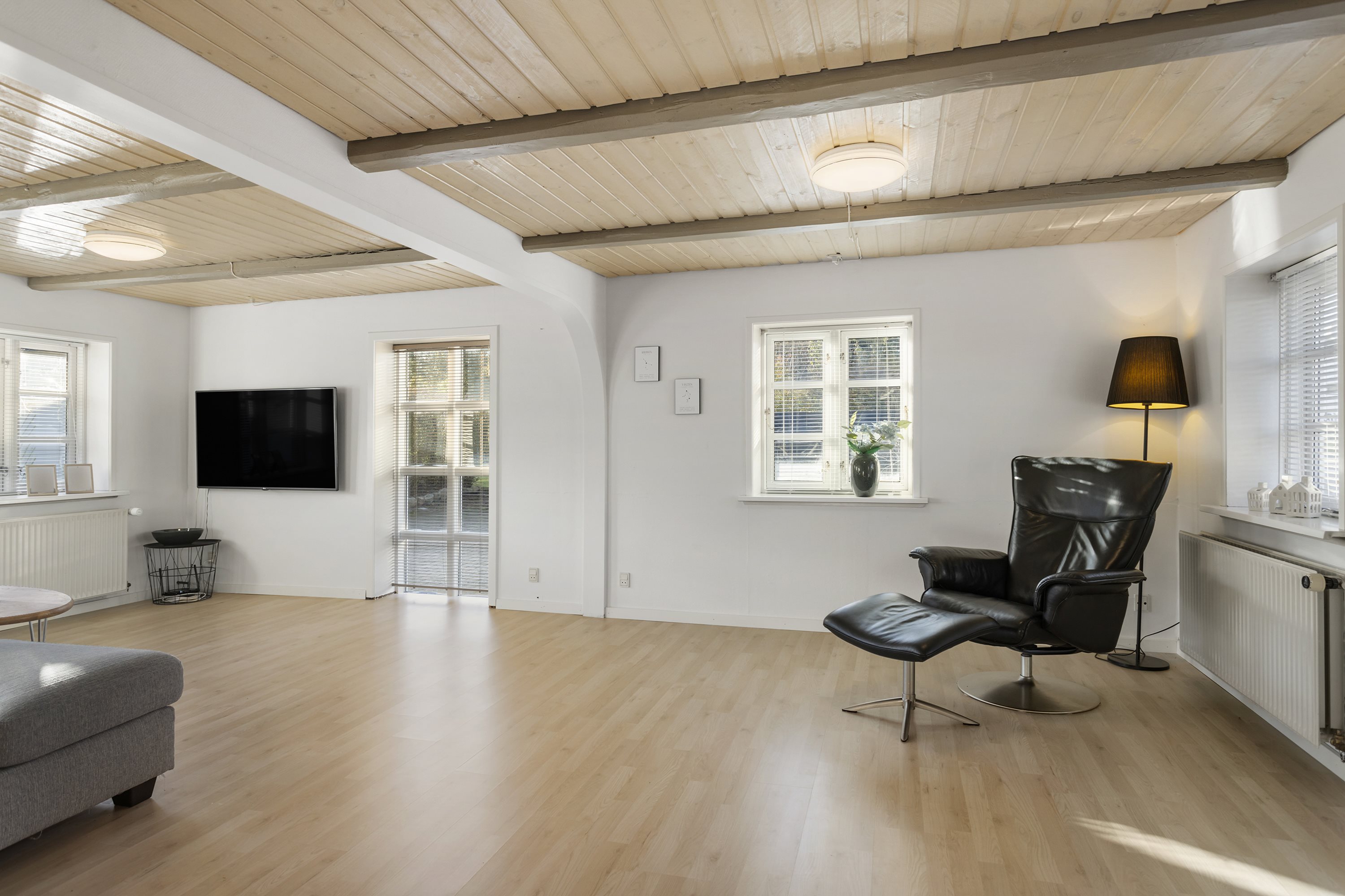 Fremhævet stue billede i fuldskærmstilstand. Billede af Østkystvejen 135, Lyngså, 9300 Sæby