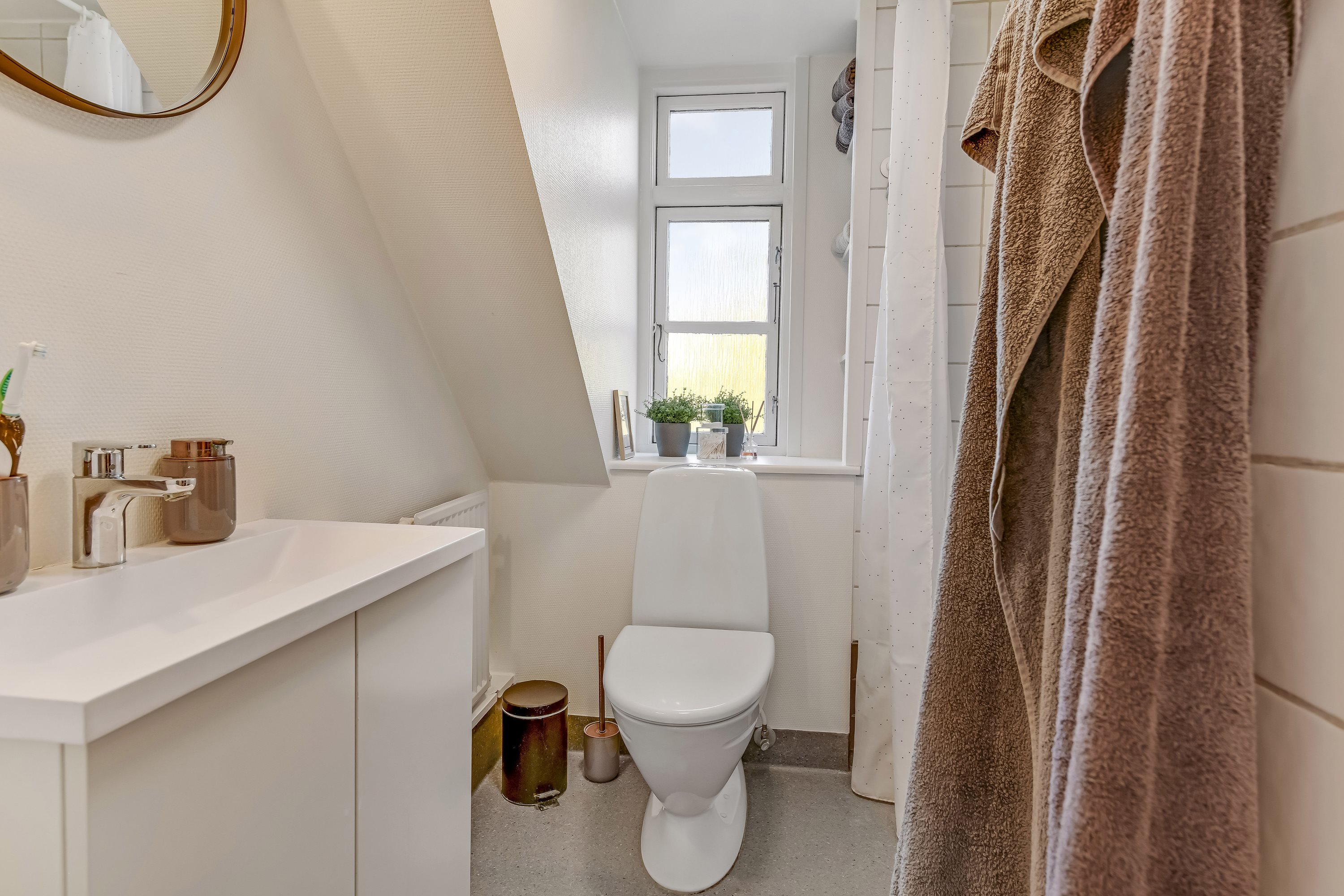 Fremhævet toilet billede i fuldskærmstilstand. Billede af Skjoldsgade 9, 1., 6700 Esbjerg