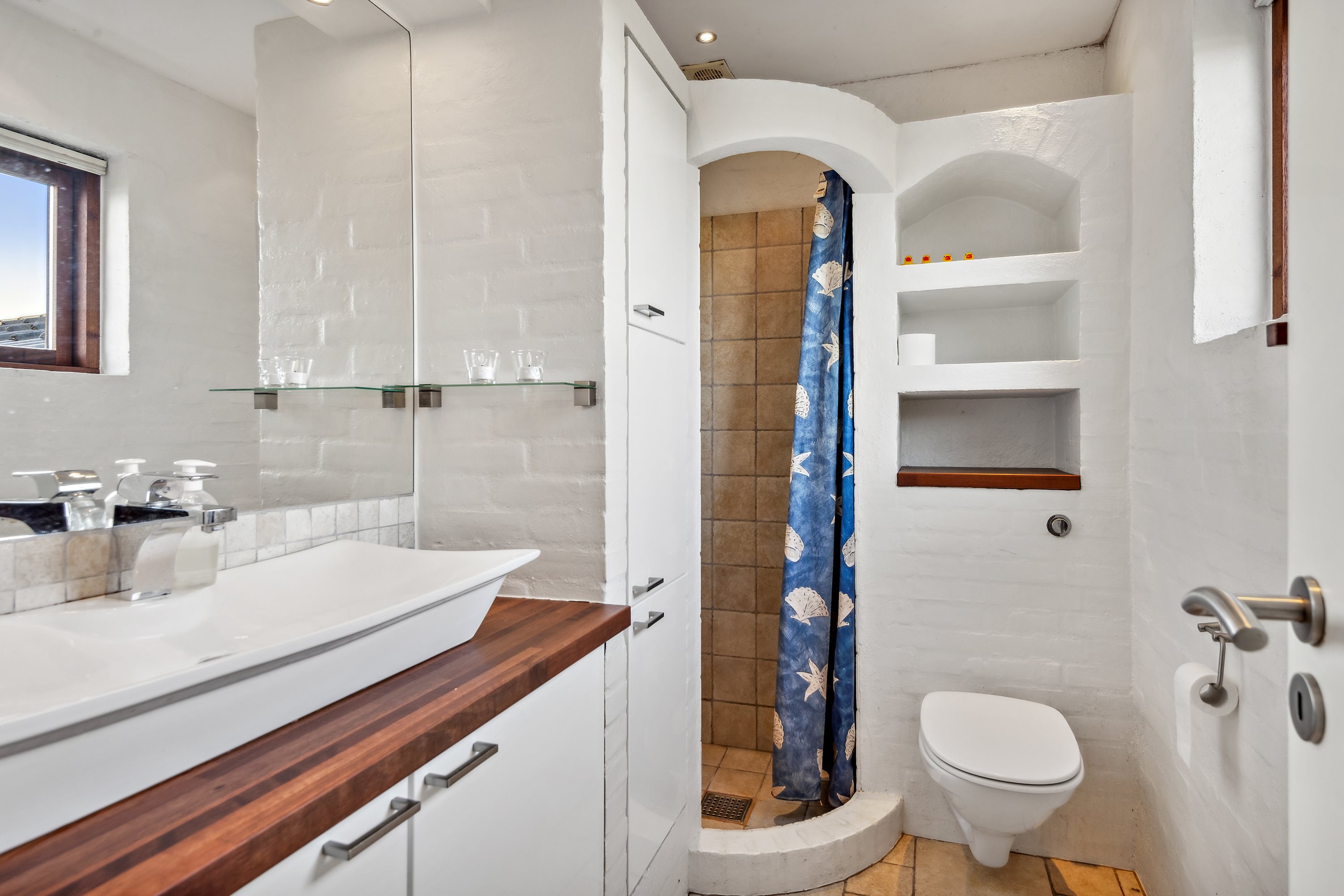 Fremhævet badeværelse billede i fuldskærmstilstand. Billede af Lyngtoften 1, 9260 Gistrup