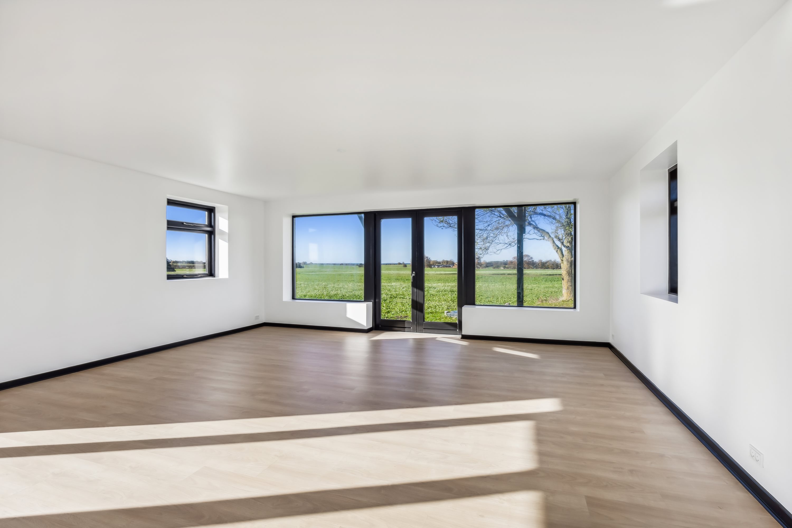 Fremhævet stue billede i fuldskærmstilstand. Billede af Falkensøvej 3, Kirke Helsinge, 4281 Gørlev