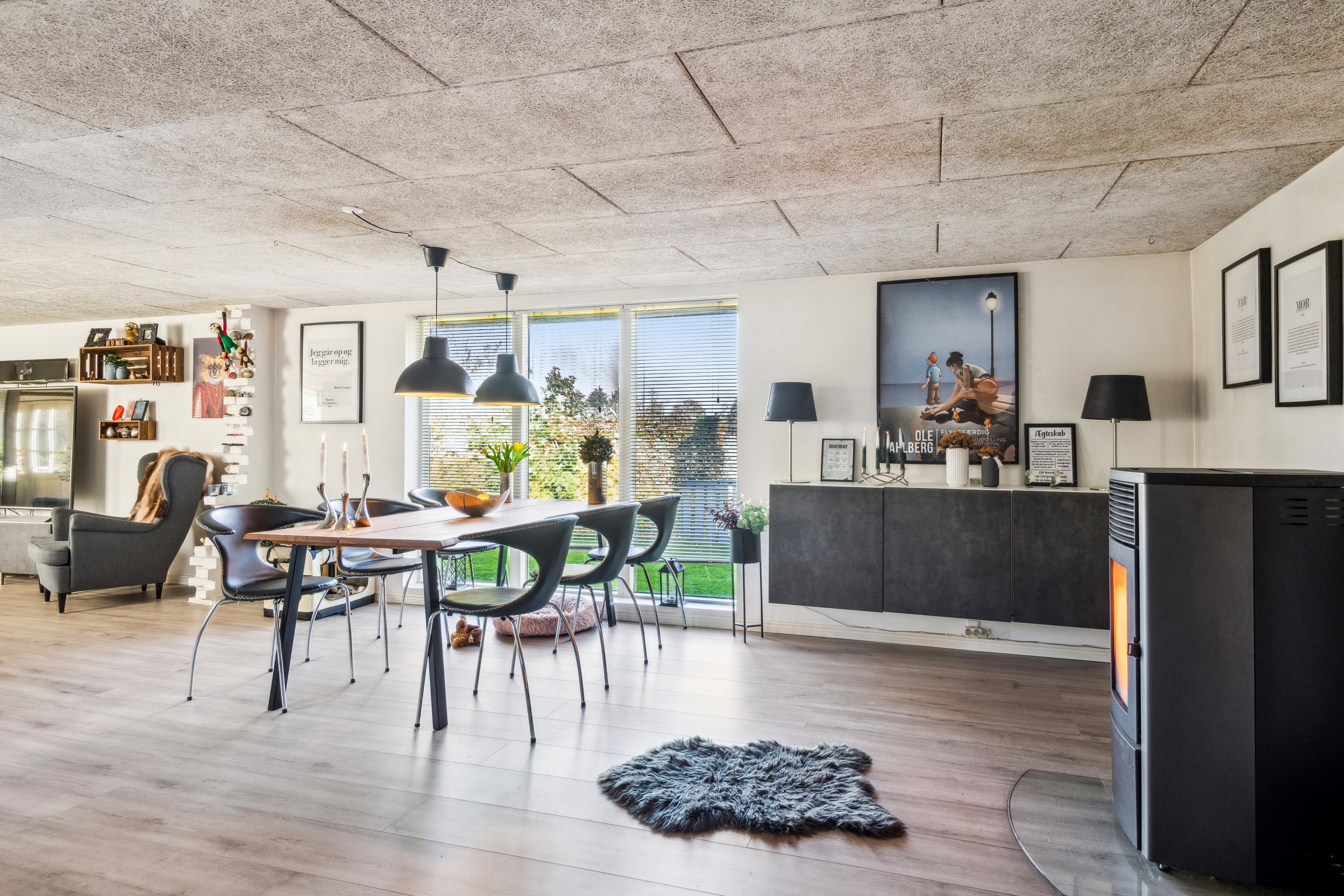 Fremhævet stue billede i fuldskærmstilstand. Billede af Gyvelvej 12, Egense, 9280 Storvorde