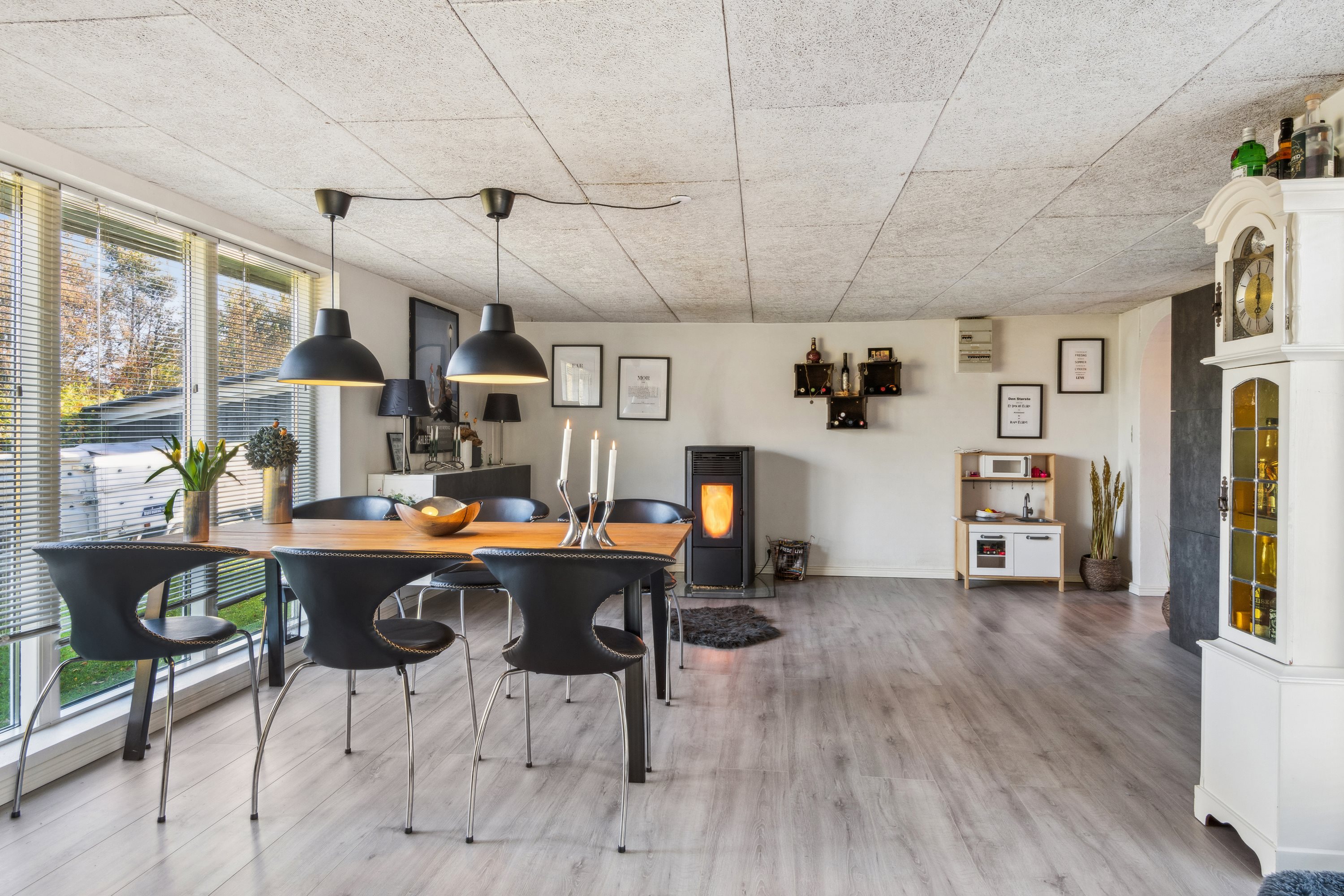 Fremhævet stue billede i fuldskærmstilstand. Billede af Gyvelvej 12, Egense, 9280 Storvorde