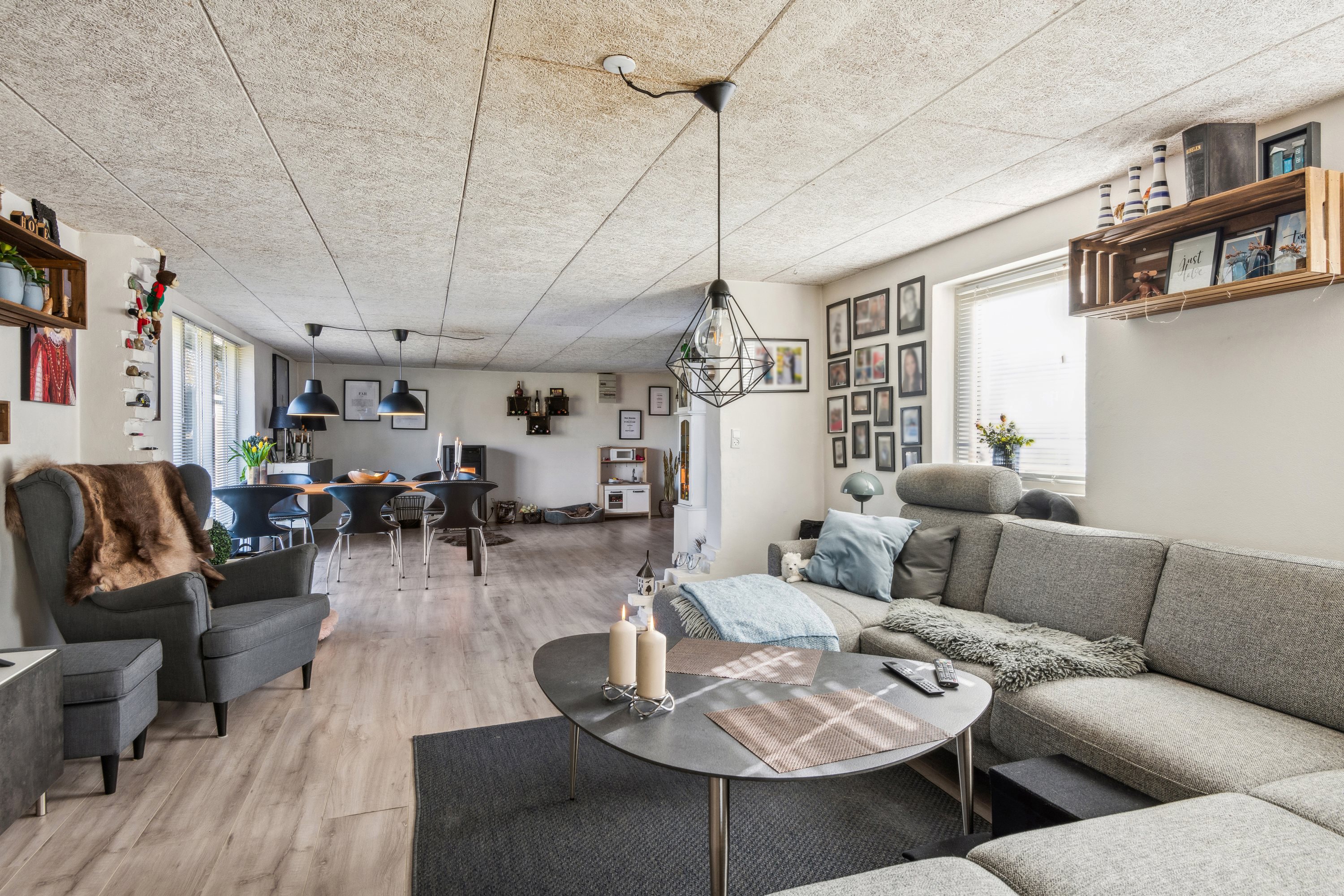 Fremhævet stue billede i fuldskærmstilstand. Billede af Gyvelvej 12, Egense, 9280 Storvorde