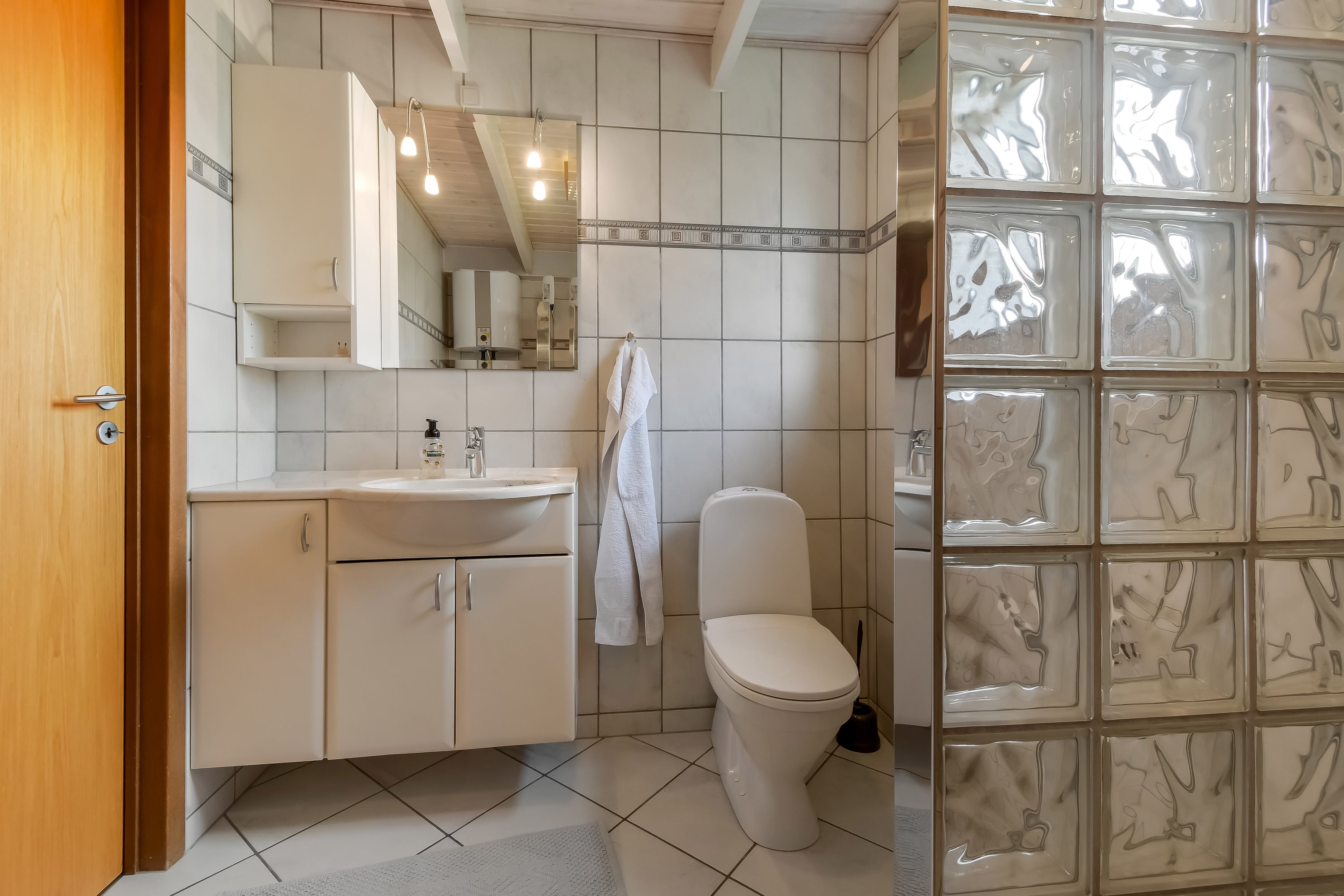 Fremhævet badeværelse billede i fuldskærmstilstand. Billede af Sortebærvej 18, Vedersø, 6990 Ulfborg